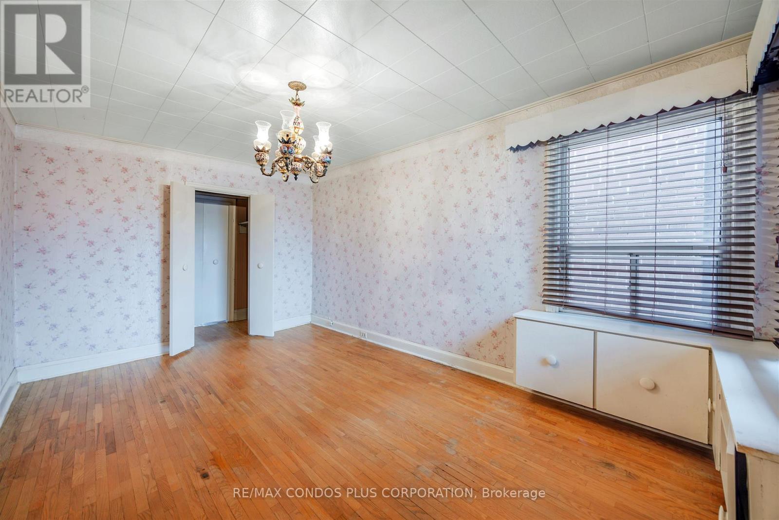 343 Blackthorn Avenue, Toronto, Ontario  M6M 3B8 - Photo 7 - W12661740