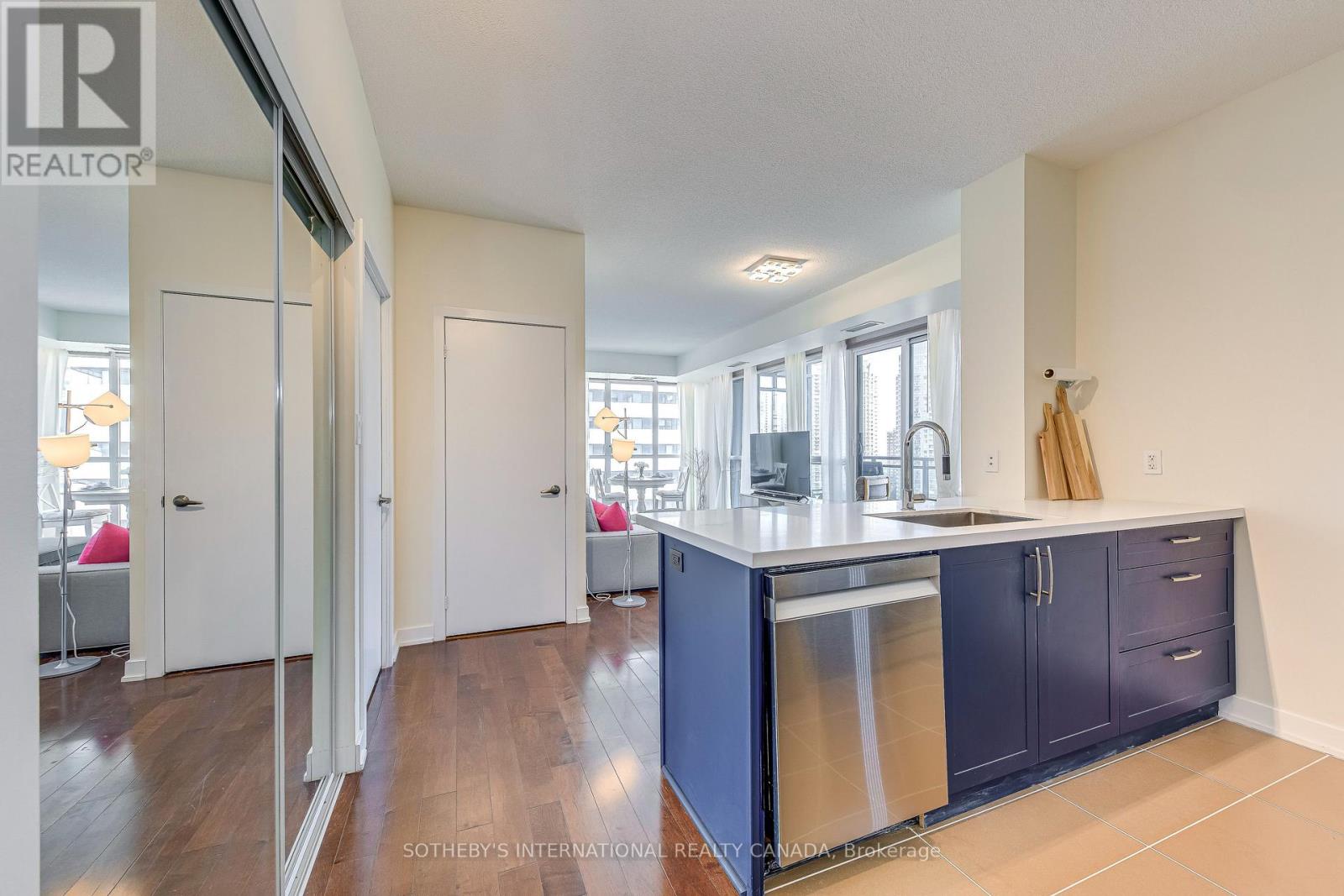 1202 - 4070 Confederation Parkway, Mississauga, Ontario  L5B 0E9 - Photo 9 - W12661850