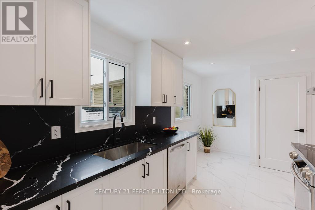 11 Bay Crest Drive, Brampton, Ontario  L6Z 1H5 - Photo 10 - W12662030