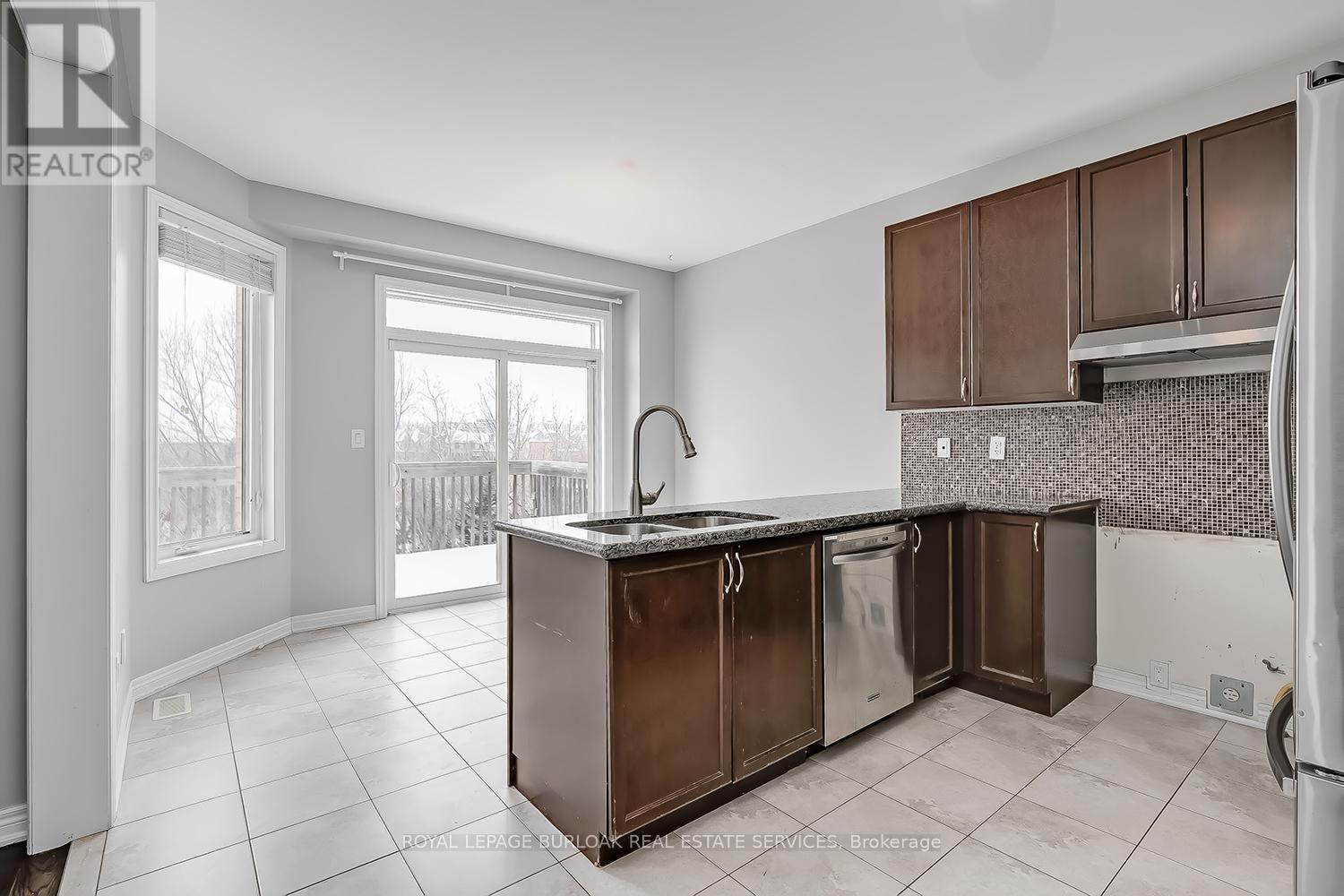 2105 Falling Green Drive, Oakville, Ontario  L6M 0G1 - Photo 12 - W12662056