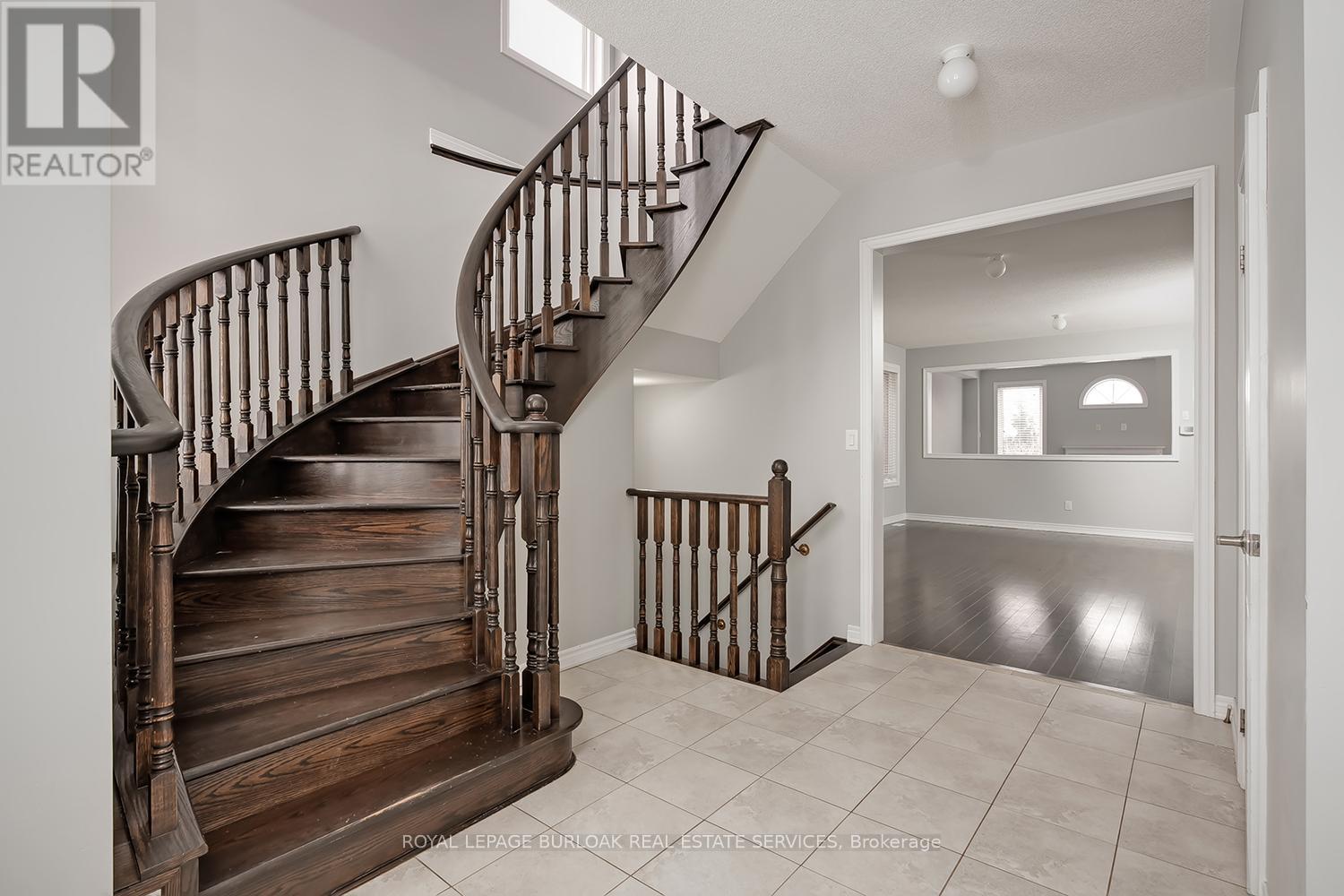 2105 Falling Green Drive, Oakville, Ontario  L6M 0G1 - Photo 2 - W12662056