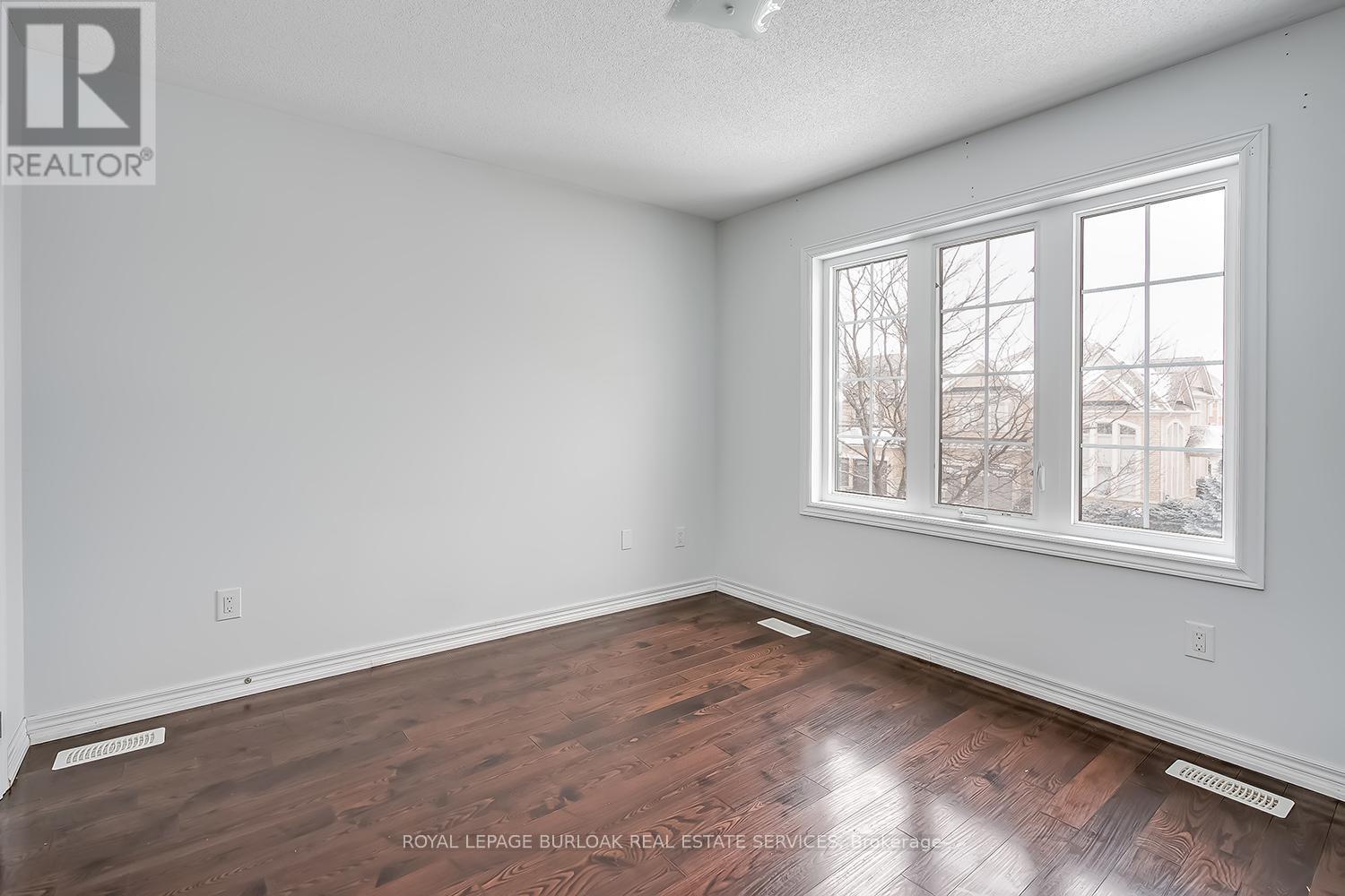 2105 Falling Green Drive, Oakville, Ontario  L6M 0G1 - Photo 25 - W12662056