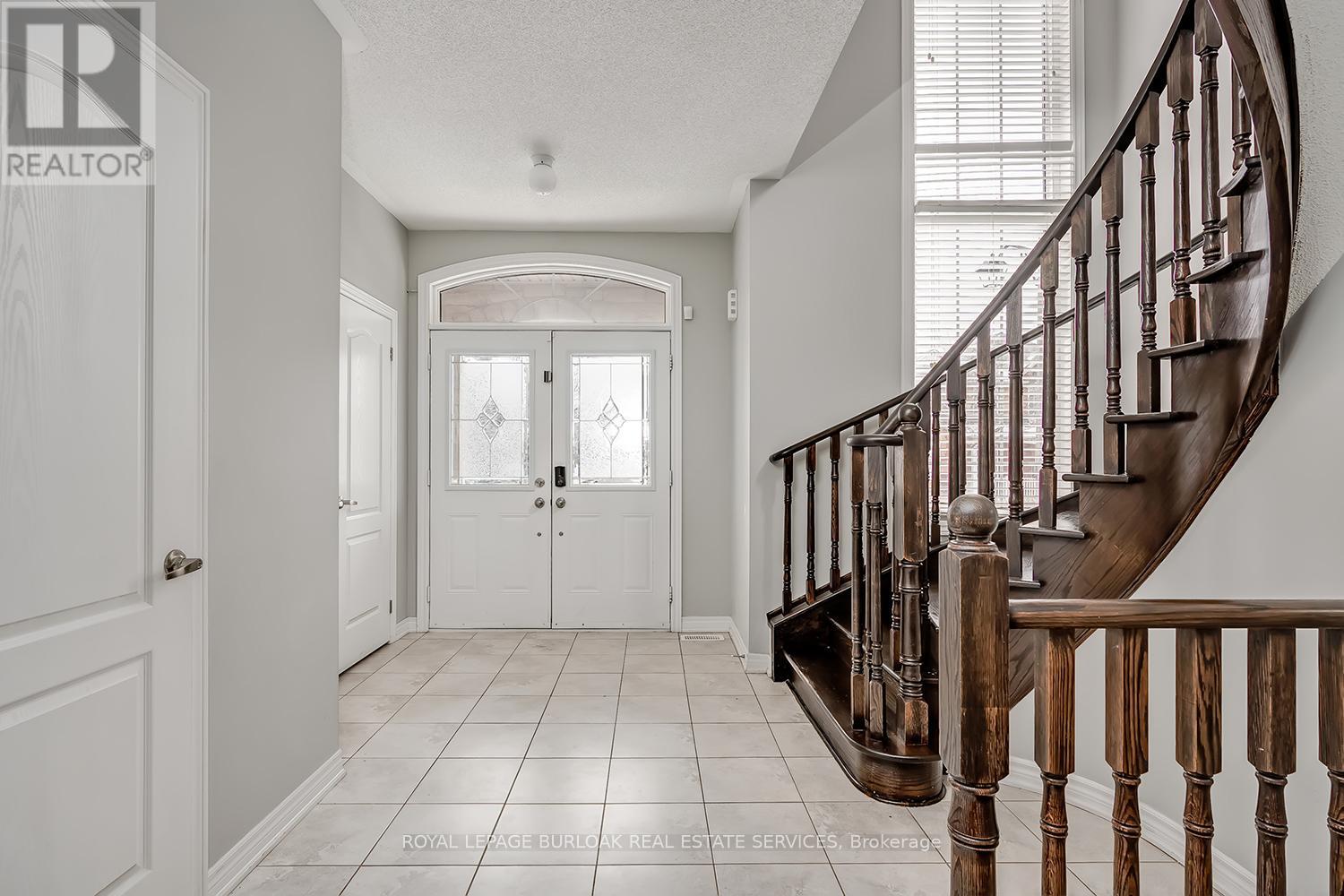 2105 Falling Green Drive, Oakville, Ontario  L6M 0G1 - Photo 3 - W12662056