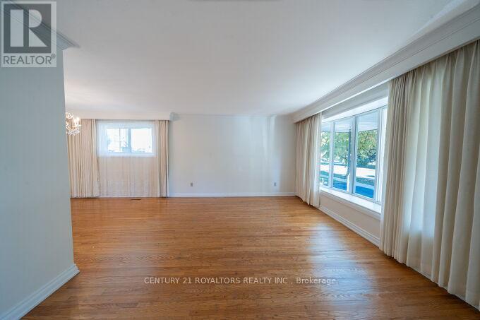 443 Atwater Avenue, Mississauga, Ontario  L5G 2A4 - Photo 6 - W12662072