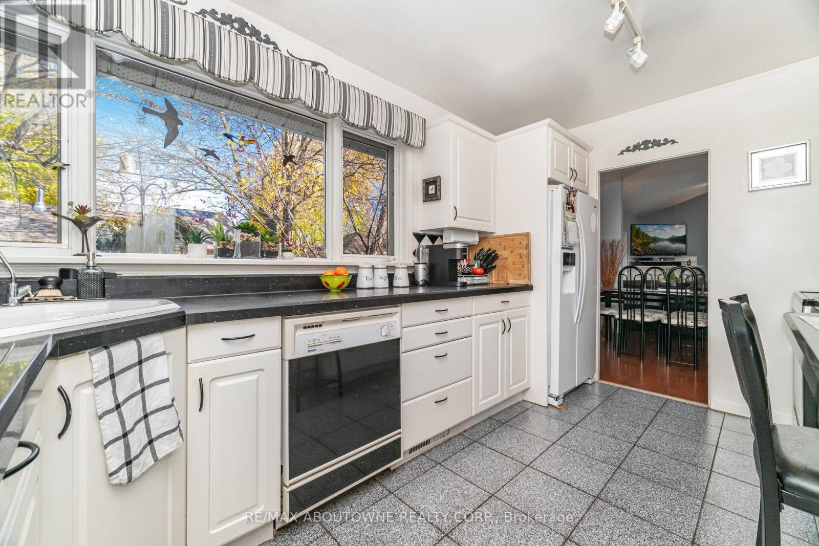 70 Germorda Drive, Oakville, Ontario  L6H 1A8 - Photo 20 - W12662084