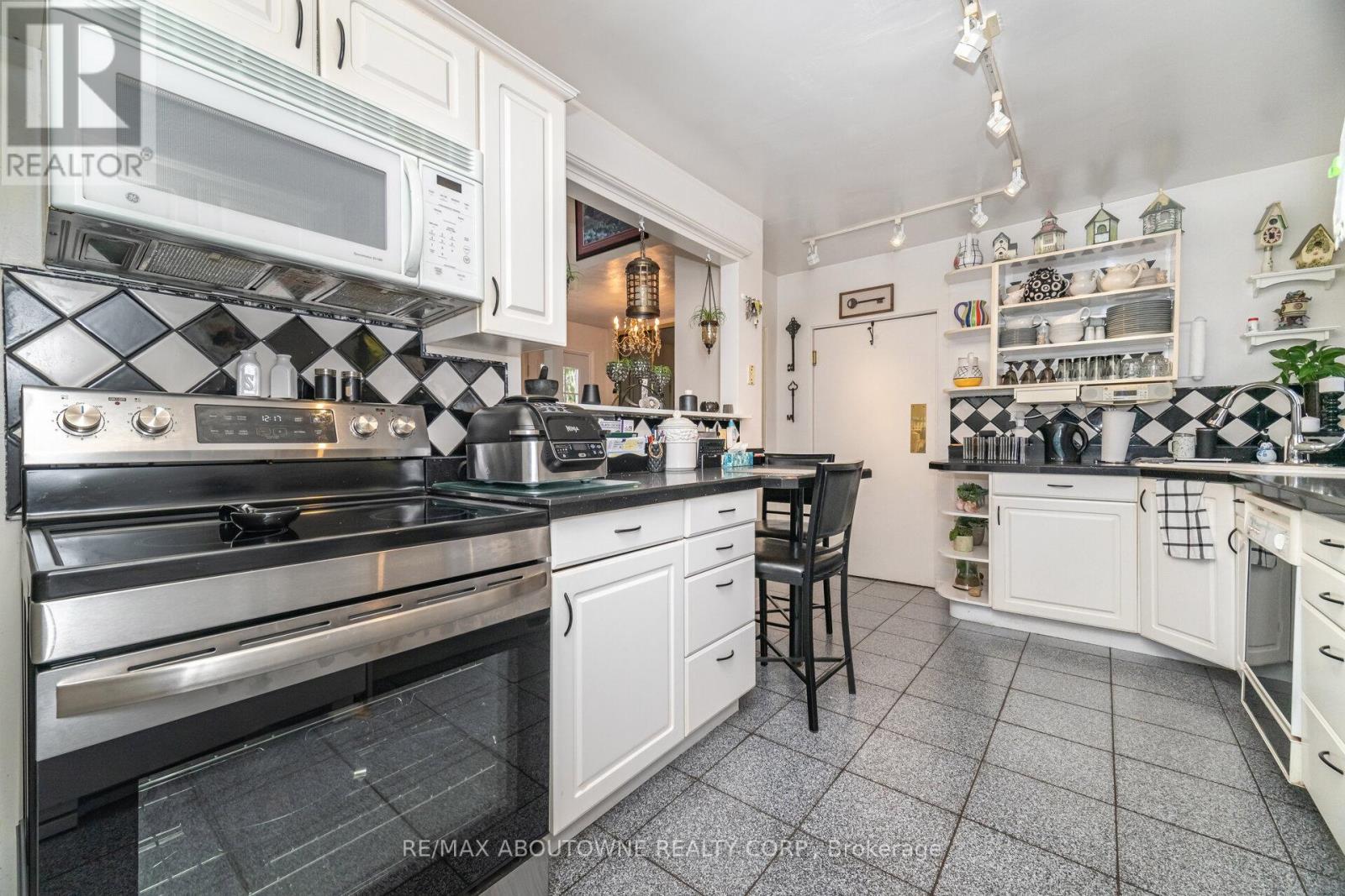 70 Germorda Drive, Oakville, Ontario  L6H 1A8 - Photo 21 - W12662084