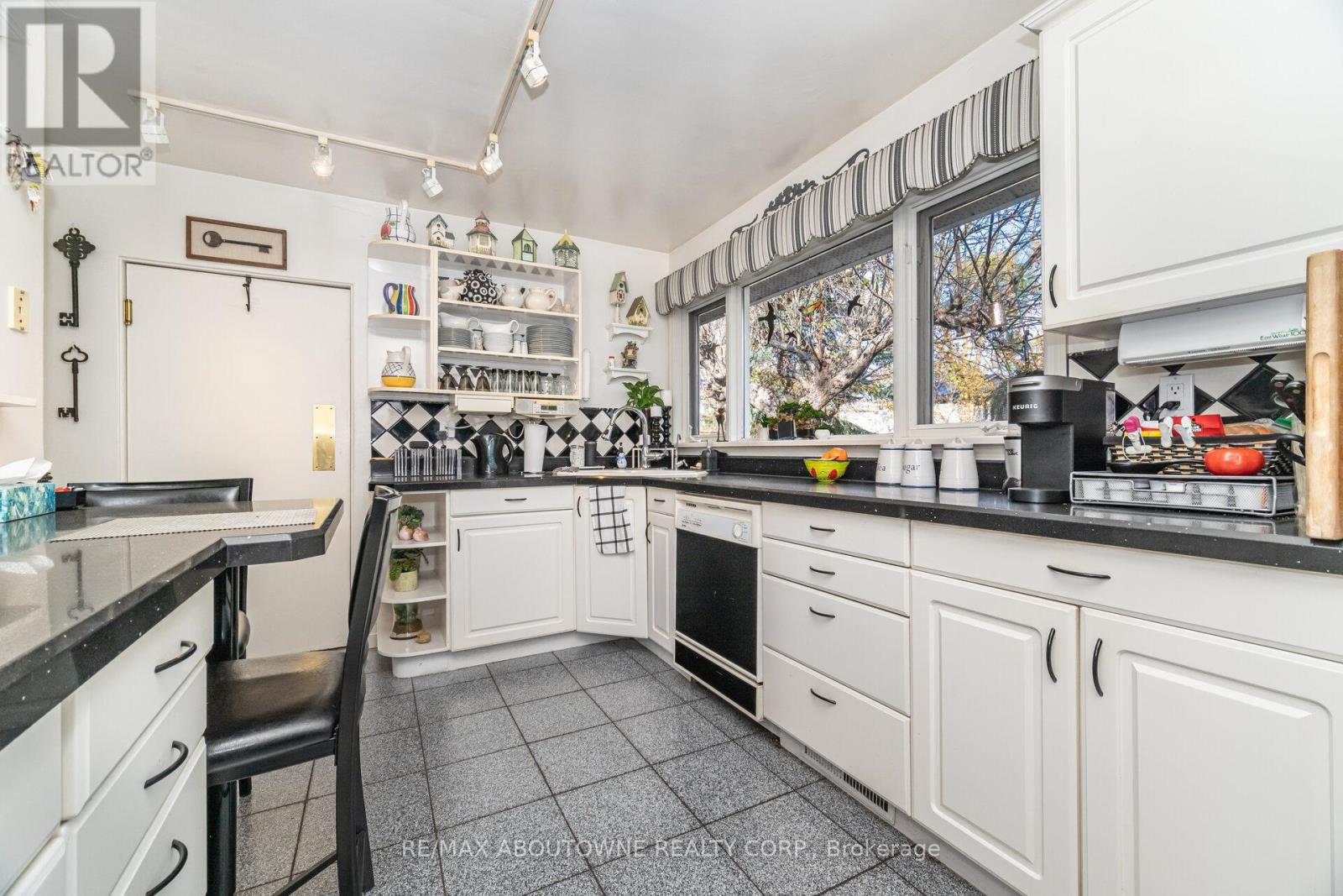 70 Germorda Drive, Oakville, Ontario  L6H 1A8 - Photo 22 - W12662084