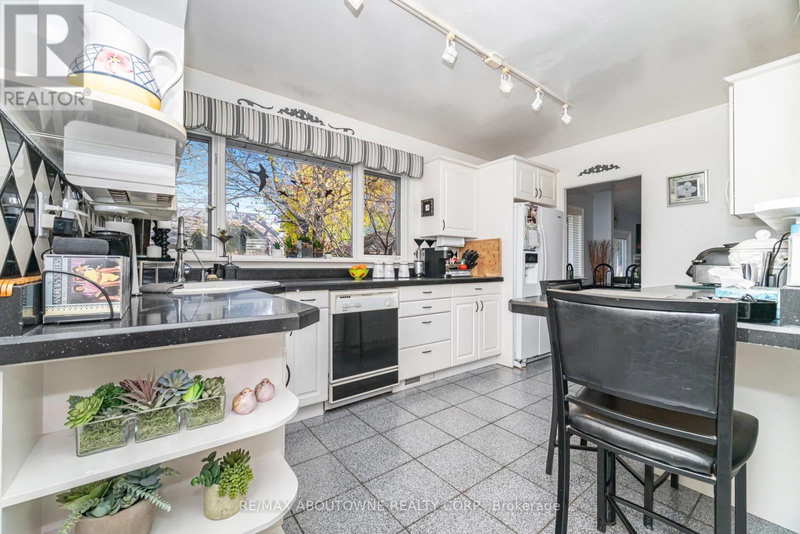 70 Germorda Drive, Oakville, Ontario  L6H 1A8 - Photo 23 - W12662084