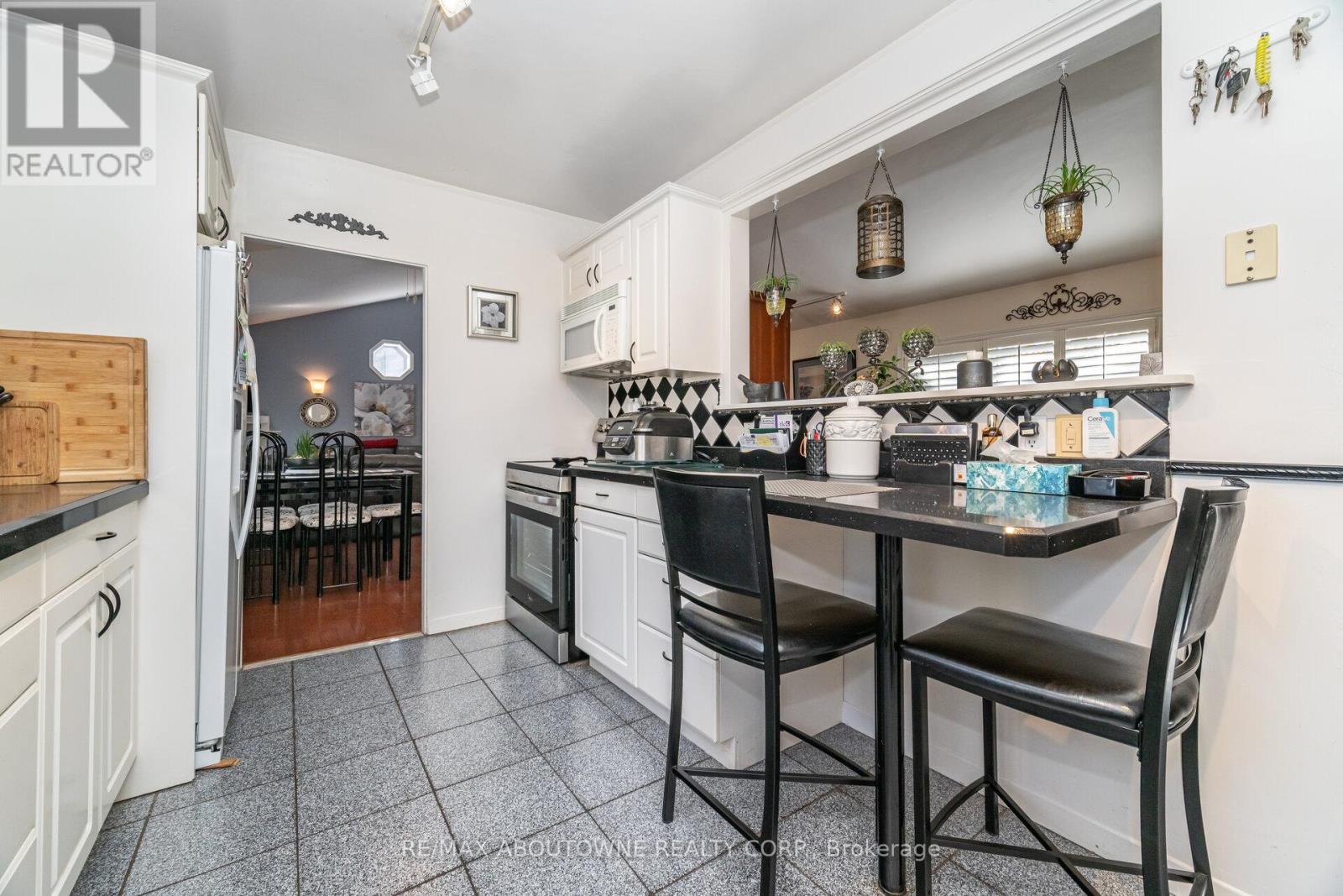 70 Germorda Drive, Oakville, Ontario  L6H 1A8 - Photo 24 - W12662084