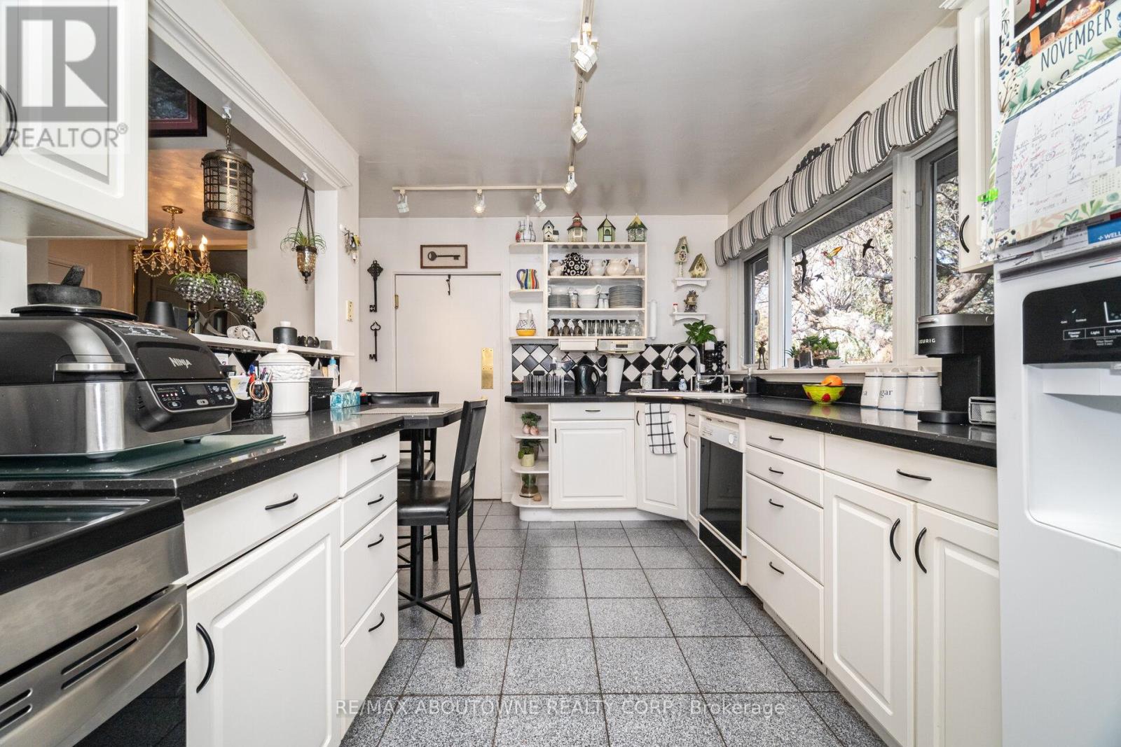 70 Germorda Drive, Oakville, Ontario  L6H 1A8 - Photo 25 - W12662084