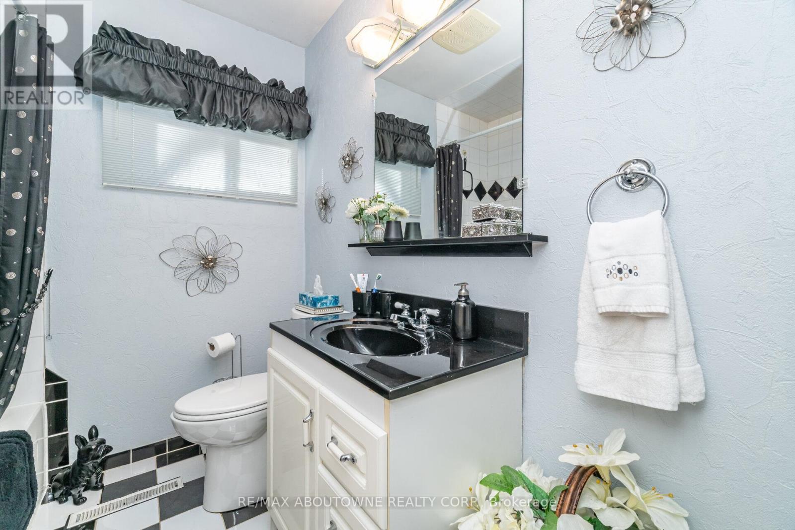 70 Germorda Drive, Oakville, Ontario  L6H 1A8 - Photo 27 - W12662084