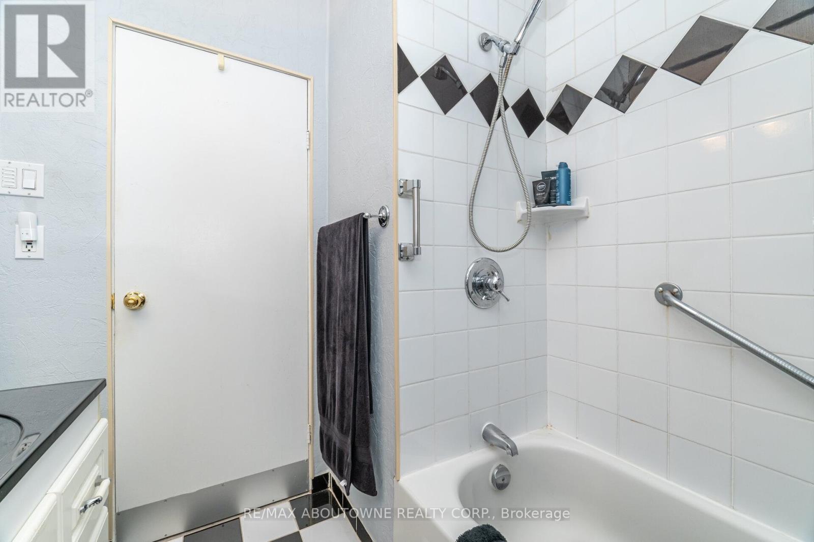 70 Germorda Drive, Oakville, Ontario  L6H 1A8 - Photo 28 - W12662084