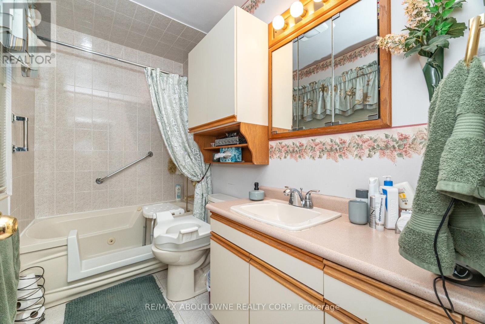 70 Germorda Drive, Oakville, Ontario  L6H 1A8 - Photo 32 - W12662084