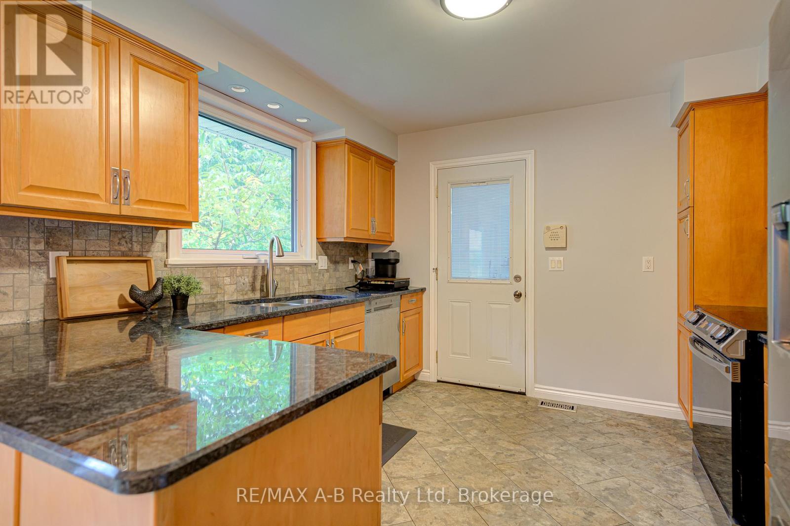 254 Boyce Street, Perth South, Ontario  N0K 1X0 - Photo 10 - X12428720