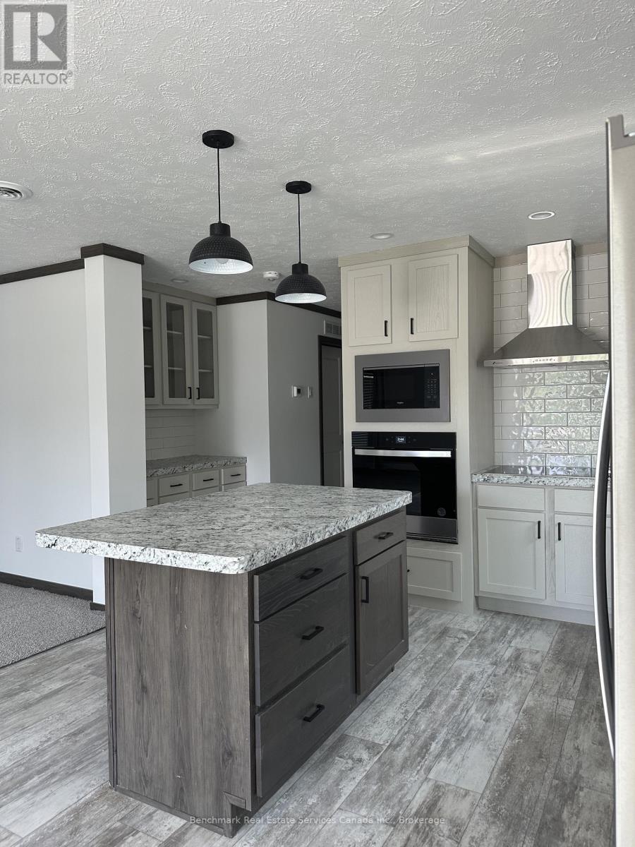 210 Spruce Drive, West Grey, Ontario N4N 3B8 - Photo 6 - X12662196