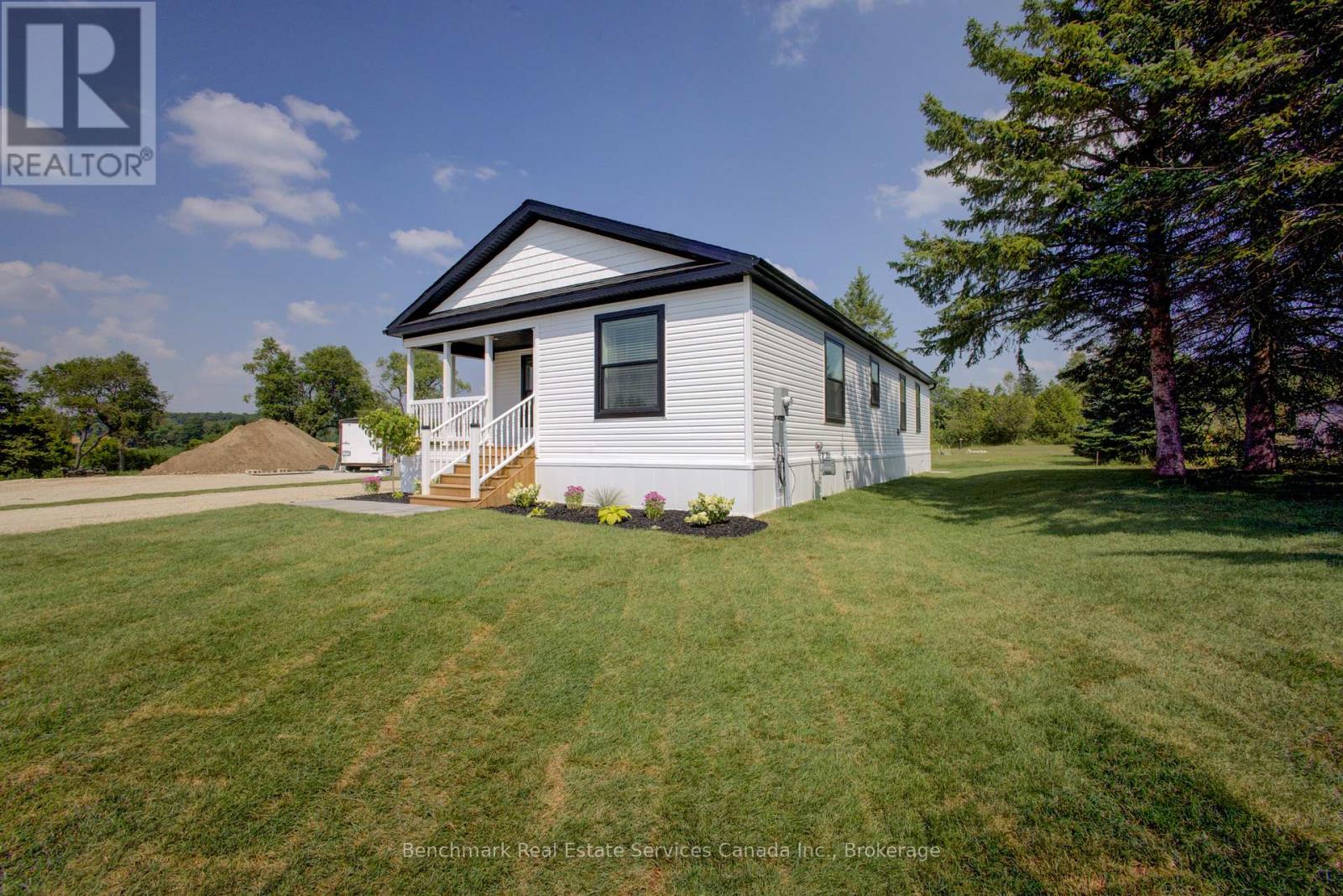 212 Spruce Drive, West Grey, Ontario N4N 3B8 - Photo 3 - X12662266