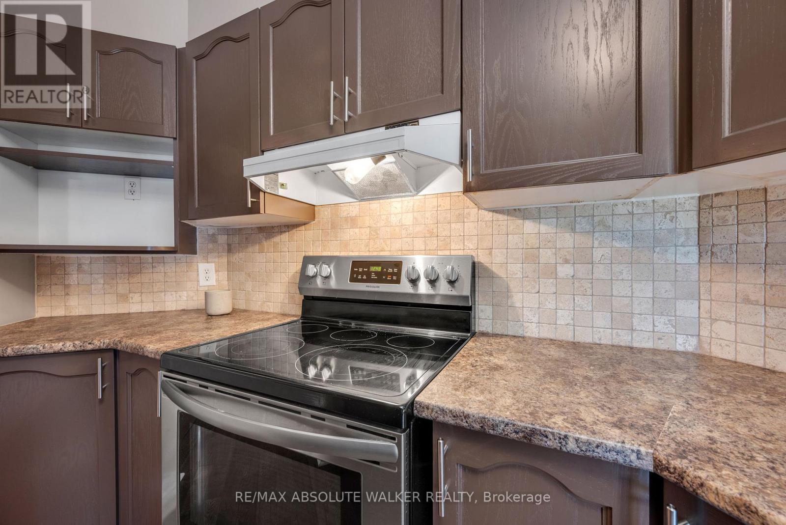 1647 Locksley Lane, Ottawa, Ontario  K1J 1B6 - Photo 10 - X12436931