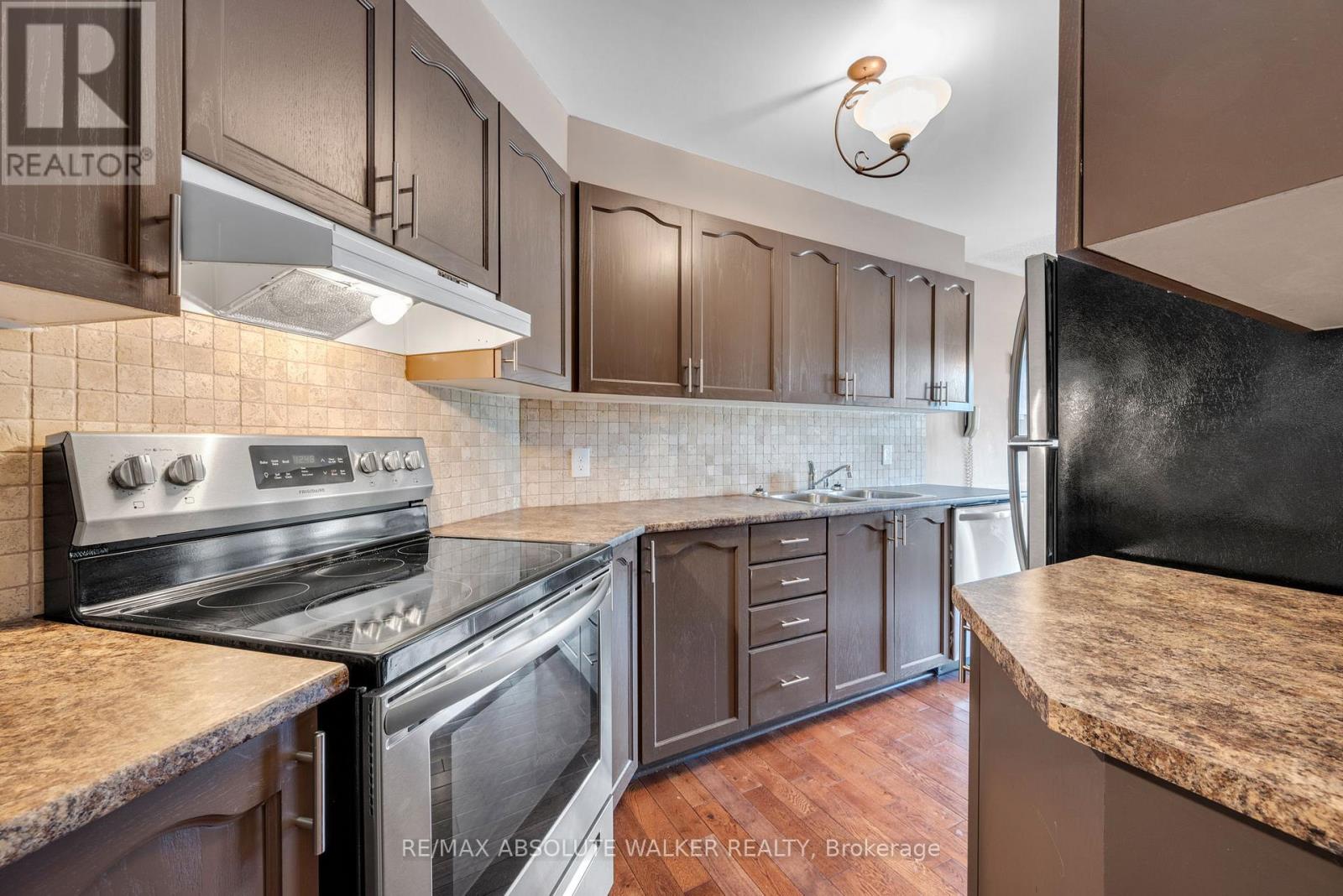 1647 Locksley Lane, Ottawa, Ontario  K1J 1B6 - Photo 9 - X12436931