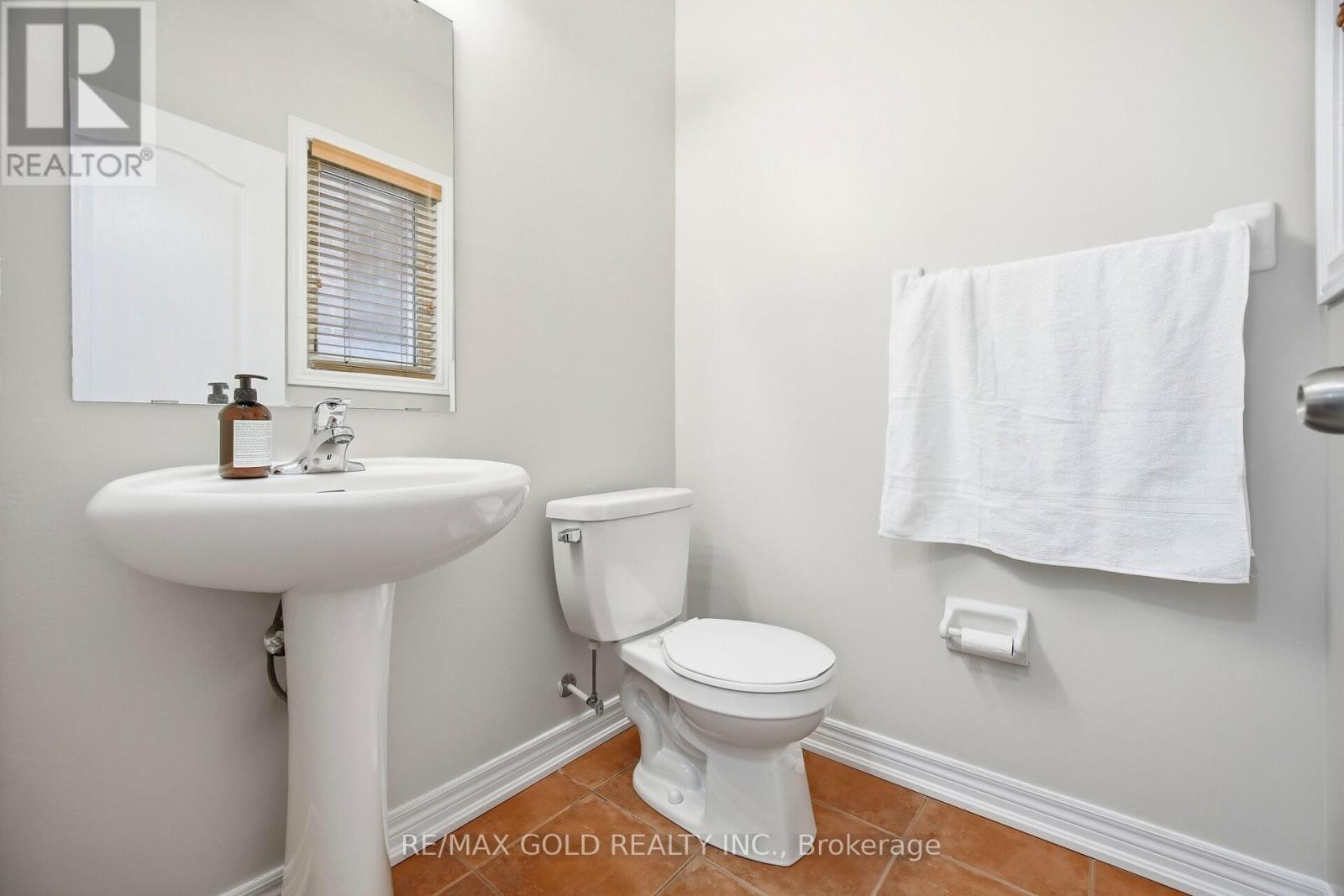 27 Drummondville Drive, Brampton, Ontario  L6P 3S5 - Photo 14 - W12662148