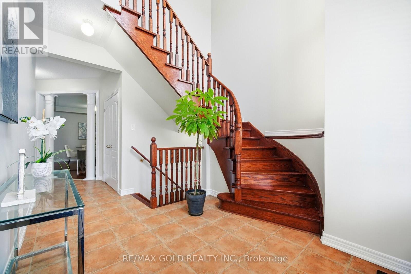 27 Drummondville Drive, Brampton, Ontario  L6P 3S5 - Photo 15 - W12662148