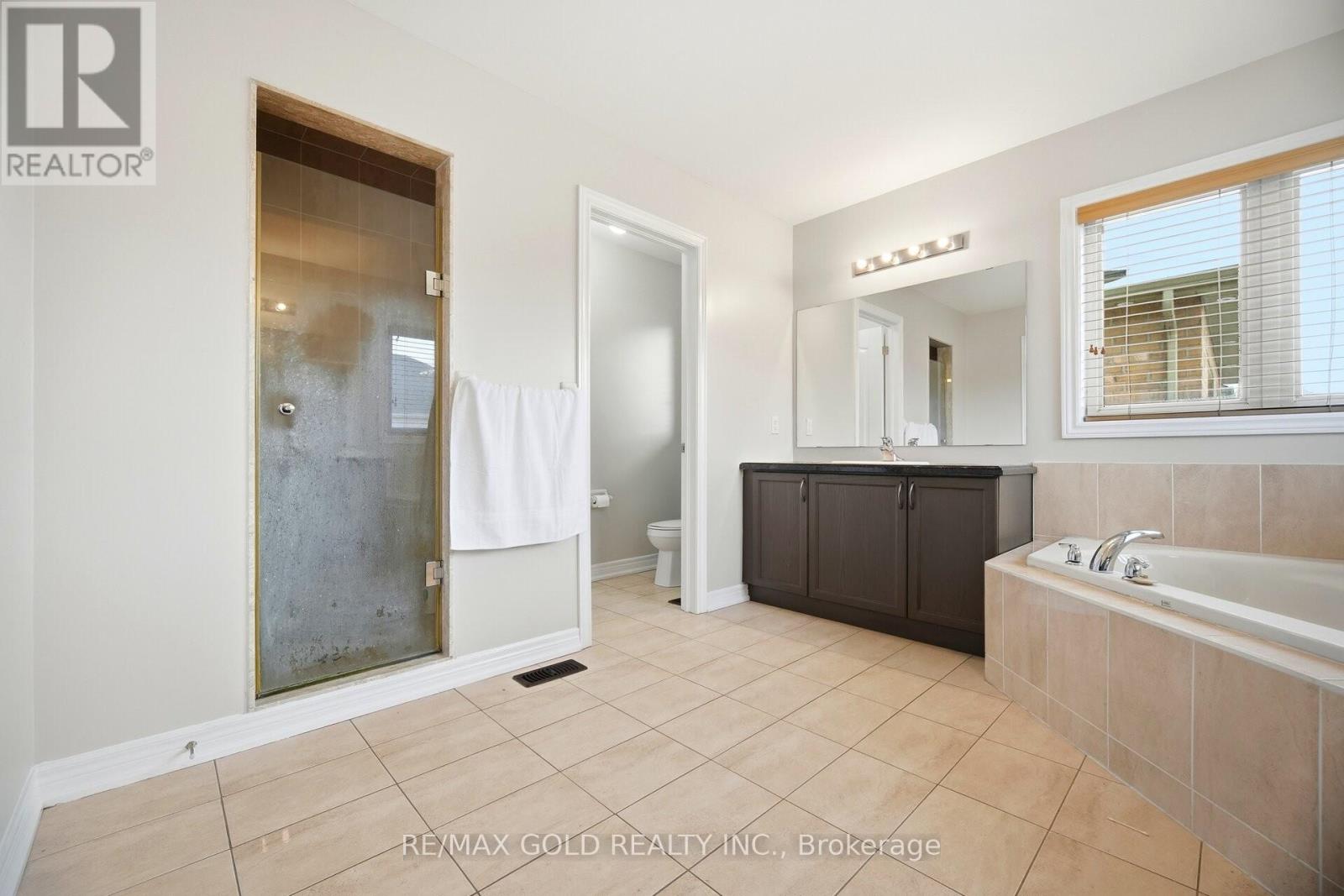 27 Drummondville Drive, Brampton, Ontario  L6P 3S5 - Photo 18 - W12662148