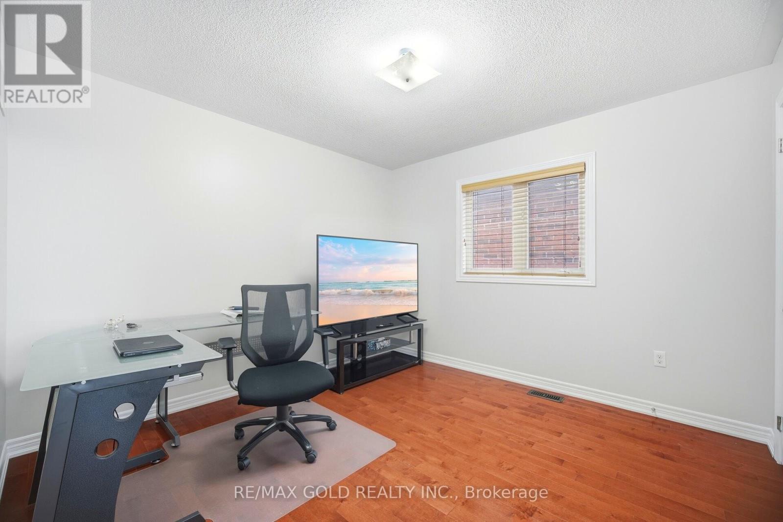 27 Drummondville Drive, Brampton, Ontario  L6P 3S5 - Photo 21 - W12662148