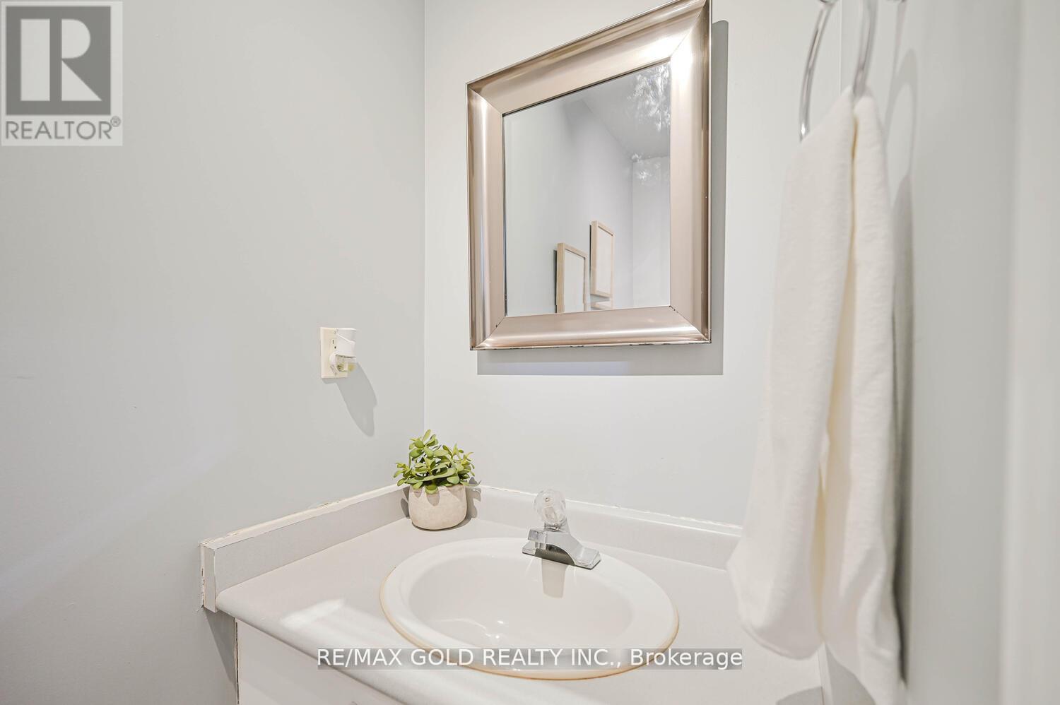 73 Chipmunk Crescent, Brampton, Ontario  L6R 1B4 - Photo 10 - W12662190