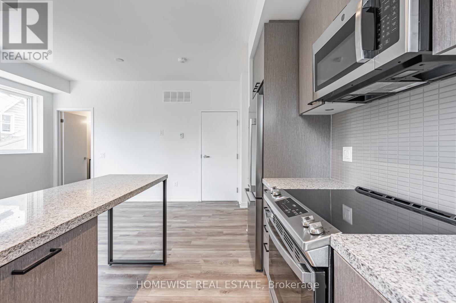 Th8 - 20 Ed Clark Gardens, Toronto (Weston-Pellam Park), Ontario  M6N 0B5 - Photo 6 - W12662234