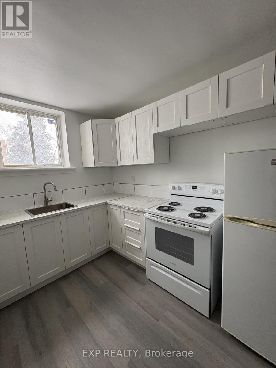 1216 Shillington Avenue, Ottawa, Ontario K1Z 7Z4 - Photo 4 - X12662456