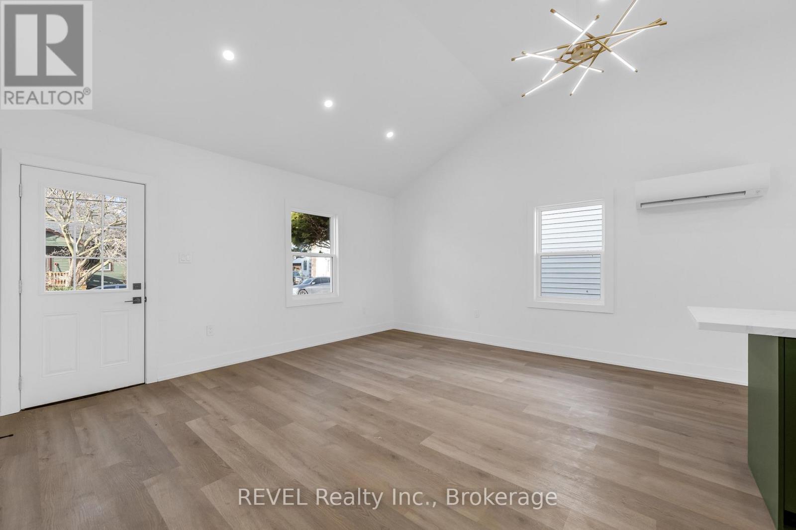 82 Grass Avenue, St. Catharines, Ontario  L2R 1T1 - Photo 3 - X12662394