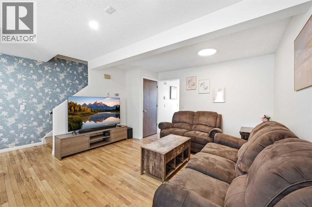 284 Falton Drive Ne, Calgary, Alberta  T3J 2X2 - Photo 9 - A2276950