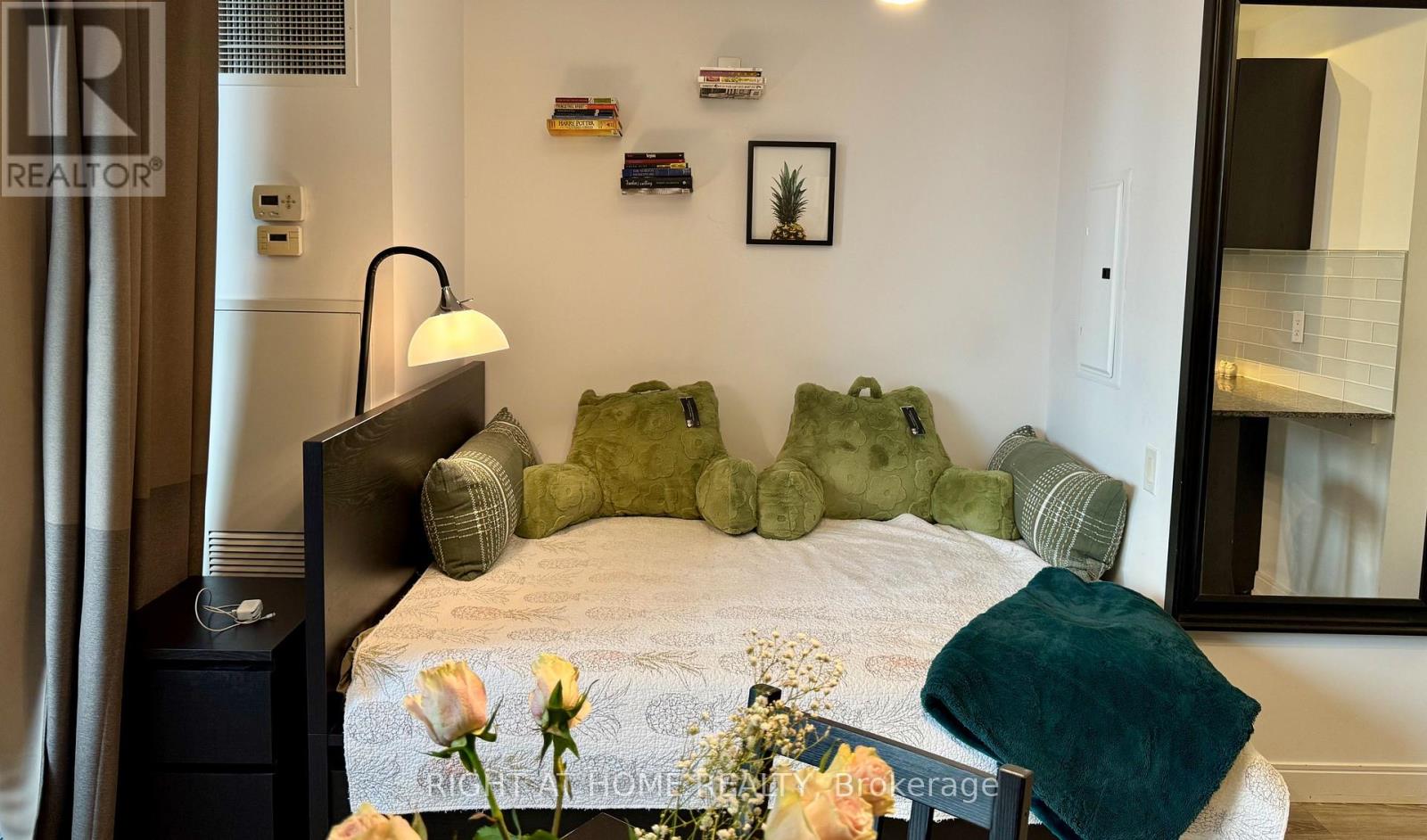 2206 - 42 Charles Street E, Toronto, Ontario  M4Y 1N3 - Photo 8 - C12340814