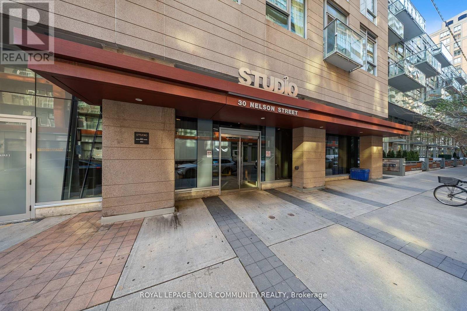 1602 - 30 Nelson Street, Toronto, Ontario  M5V 0H5 - Photo 3 - C12662416