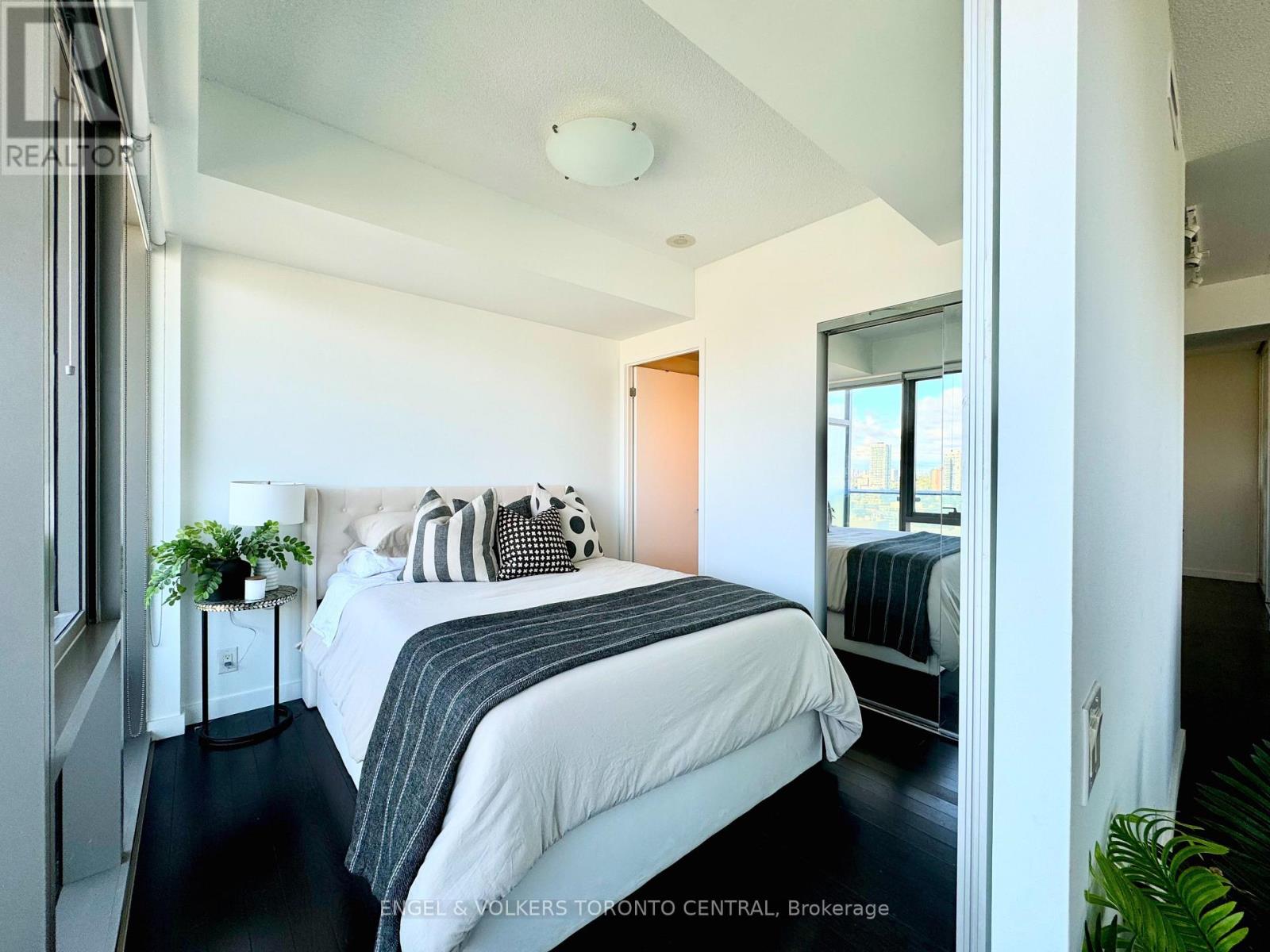 2202 - 390 Cherry Street, Toronto (Waterfront Communities), Ontario  M5A 0E2 - Photo 2 - C12662488