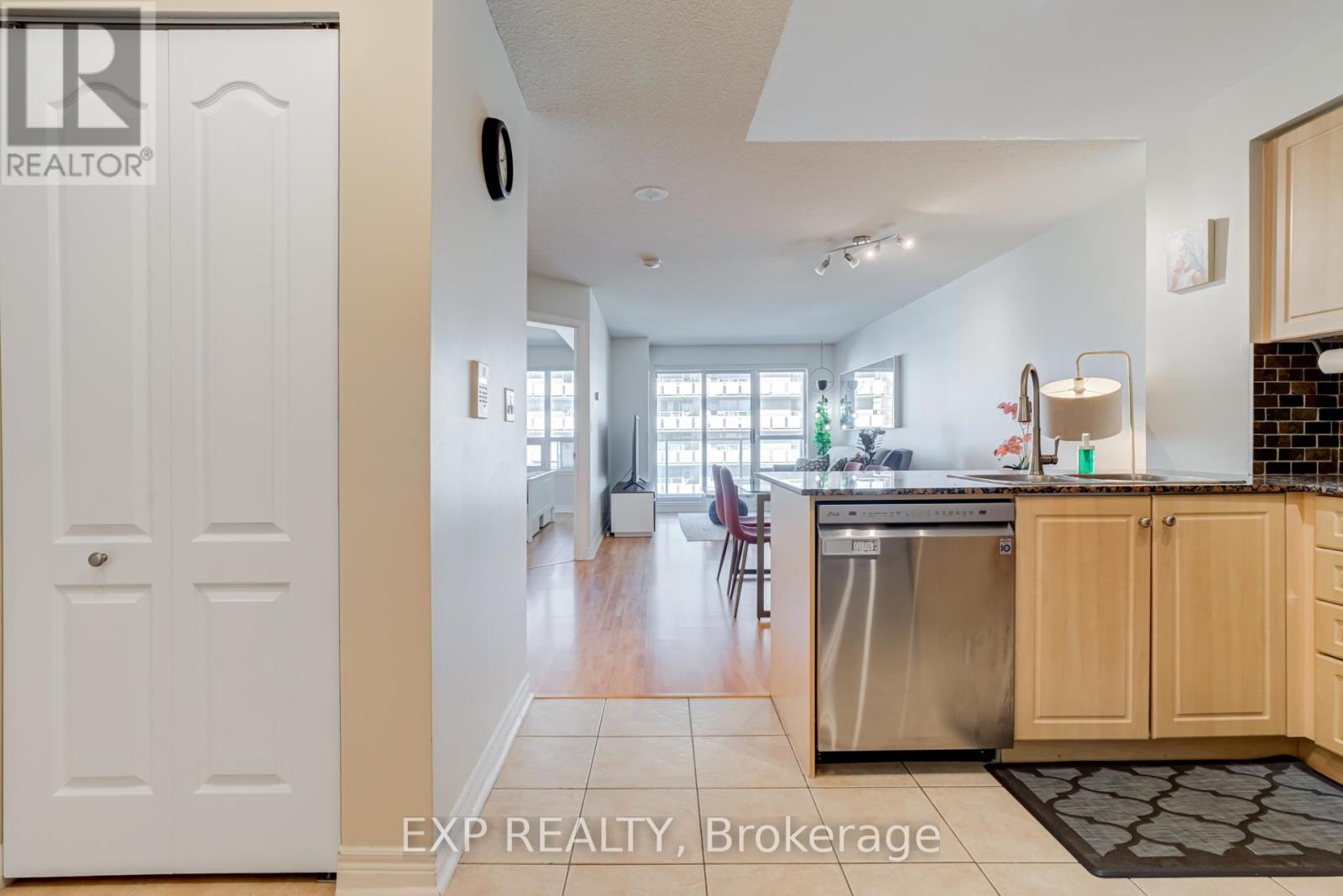 808 - 212 Eglinton Avenue E, Toronto (Mount Pleasant West), Ontario  M4P 1K2 - Photo 2 - C12662502