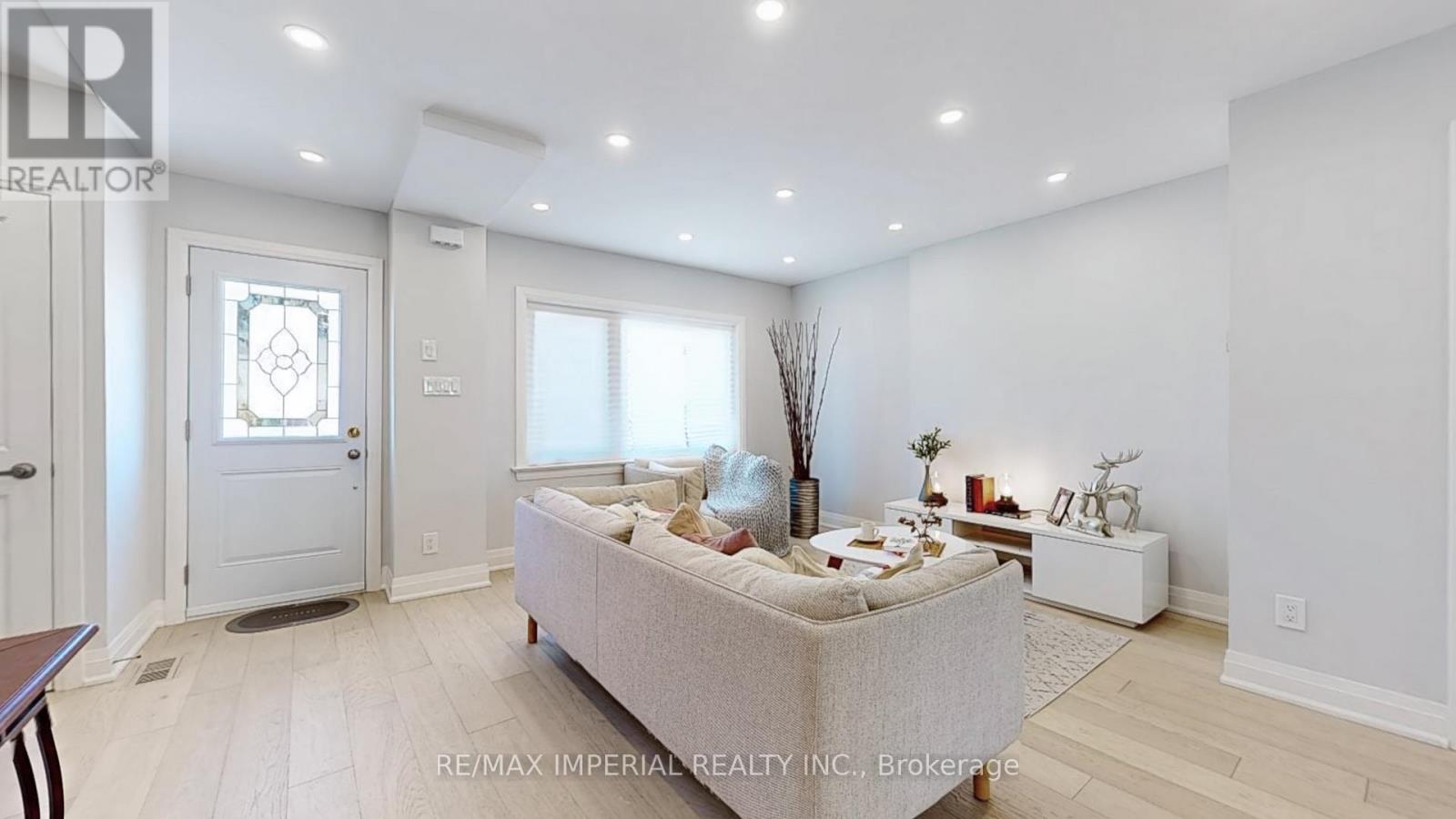 9 LESMOUNT AVENUE, Toronto, Ontario