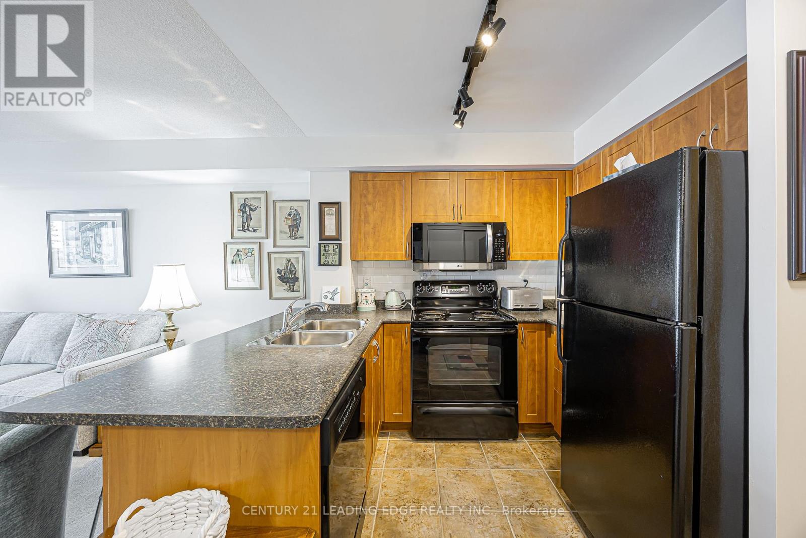 318 - 340 Watson Street W, Whitby, Ontario  L1N 9G1 - Photo 8 - E12662504