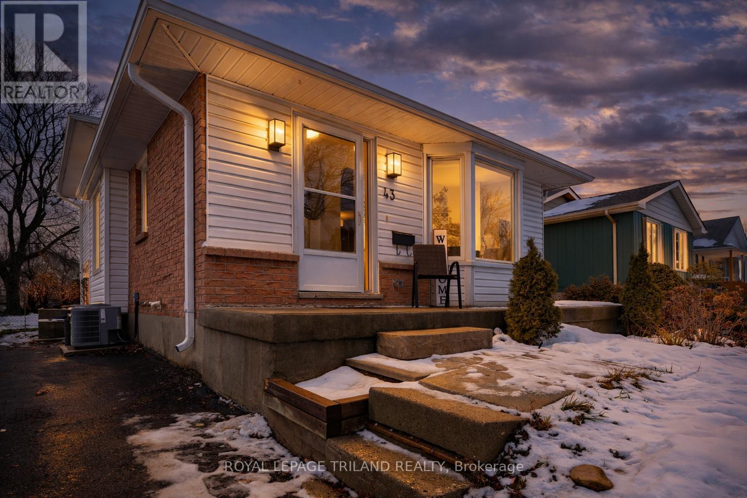 Photo 5 of 38 for 43 Beechmount Crescent