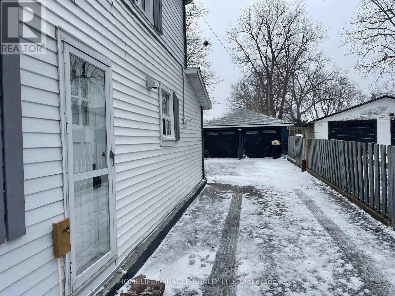 Upper Level - 707 Niagara Boulevard, Fort Erie, Ontario  L2A 3H2 - Photo 3 - X12661968