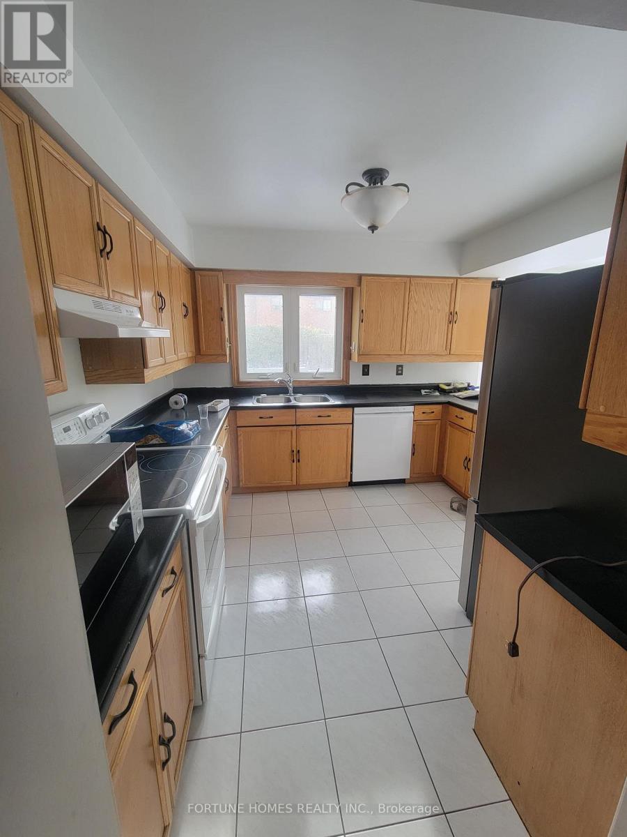 3704 Ketchum Court E, Mississauga, Ontario  L5L 4S4 - Photo 10 - W12662294