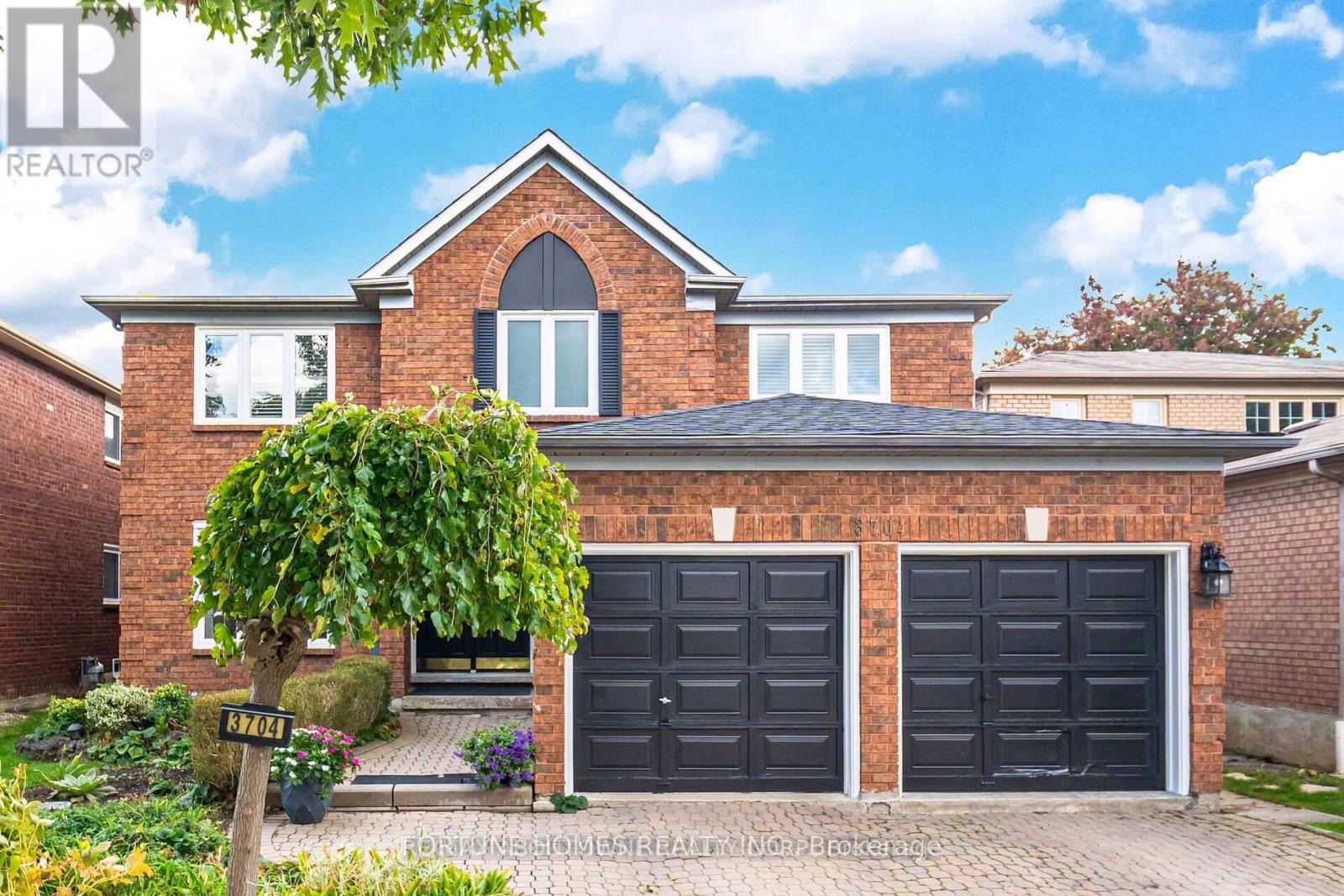 3704 Ketchum Court E, Mississauga, Ontario  L5L 4S4 - Photo 3 - W12662294