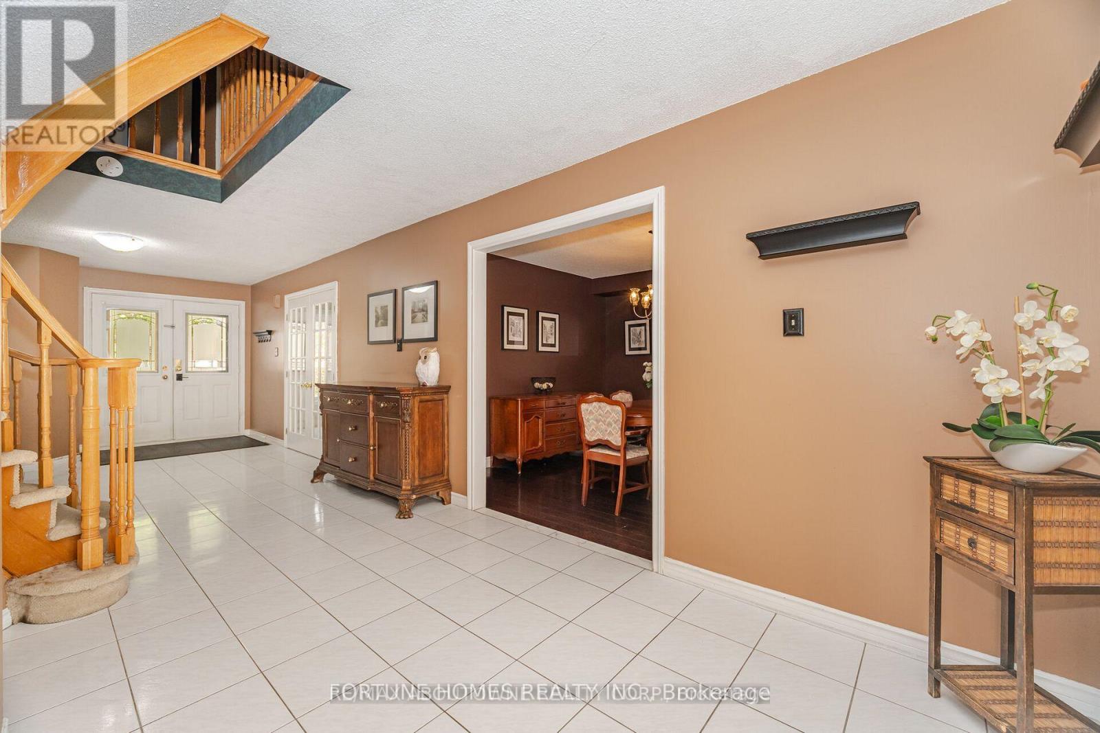 3704 Ketchum Court E, Mississauga, Ontario  L5L 4S4 - Photo 6 - W12662294