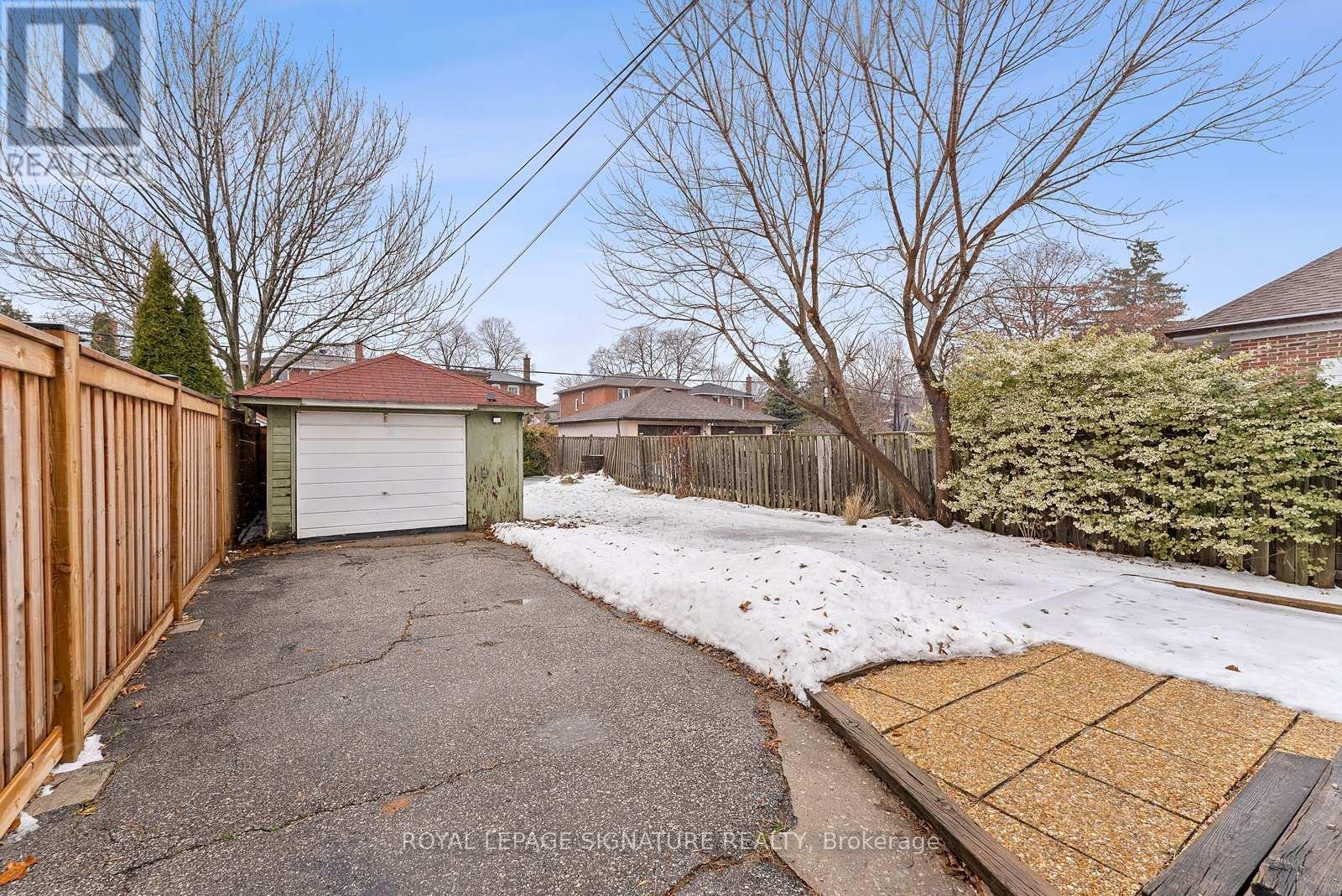 6 Robindale Avenue, Toronto, Ontario  M8W 4A9 - Photo 18 - W12662356