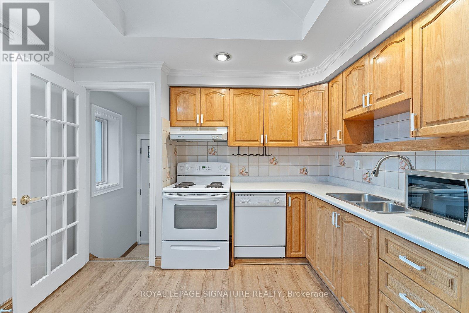 6 Robindale Avenue, Toronto, Ontario  M8W 4A9 - Photo 2 - W12662356