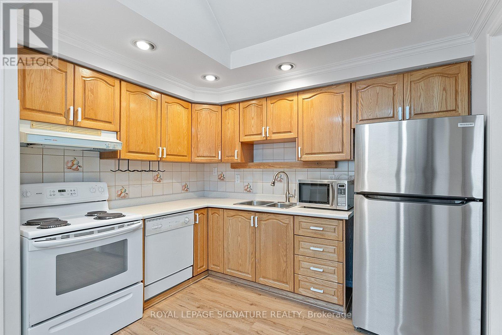 6 Robindale Avenue, Toronto, Ontario  M8W 4A9 - Photo 3 - W12662356