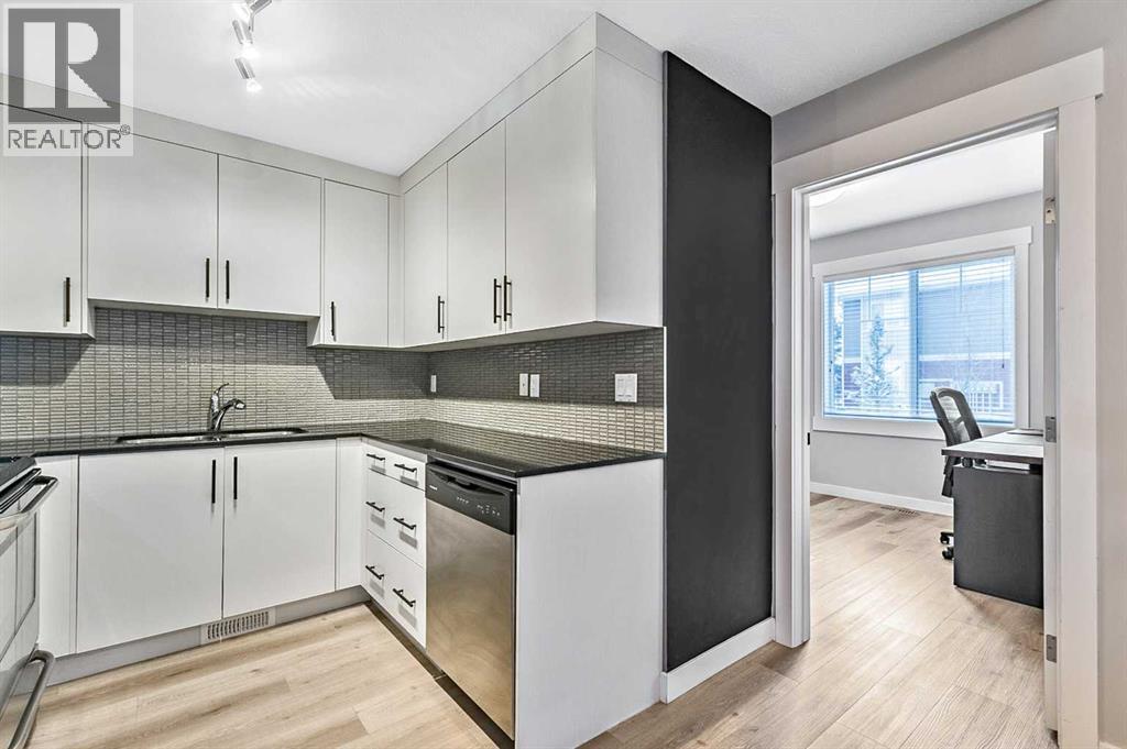 1, 67 West Coach Manor Sw, Calgary, Alberta  T3H 1R7 - Photo 10 - A2273949