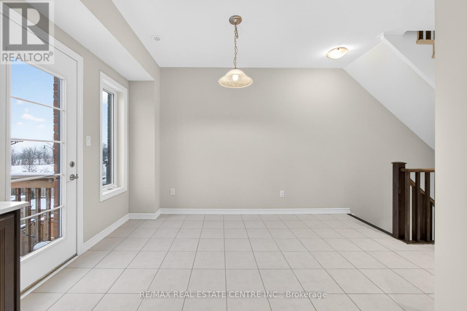 6 Borers Creek Circle S, Hamilton (Waterdown), Ontario  L8B 0S1 - Photo 11 - X12662404