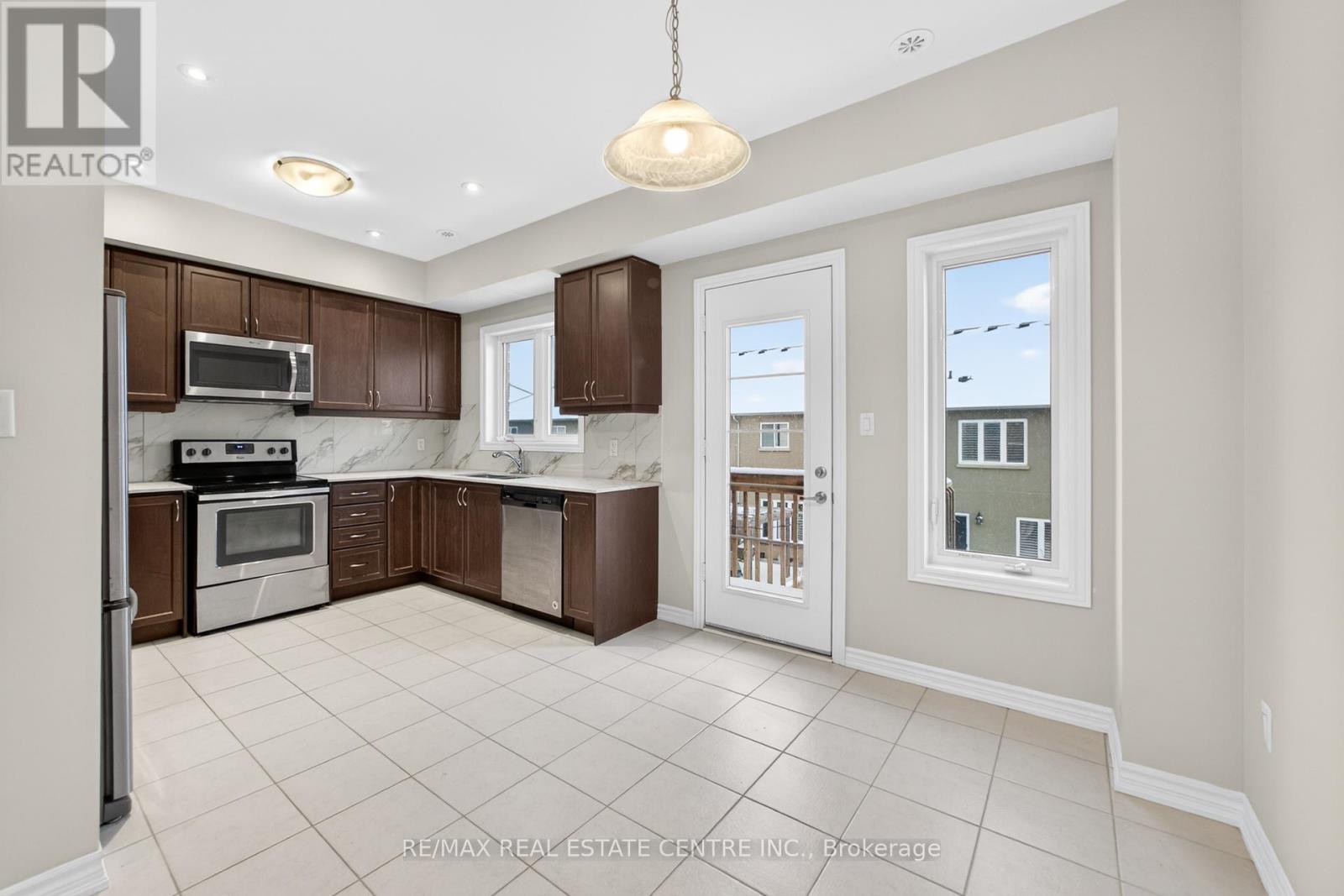 6 Borers Creek Circle S, Hamilton (Waterdown), Ontario  L8B 0S1 - Photo 12 - X12662404