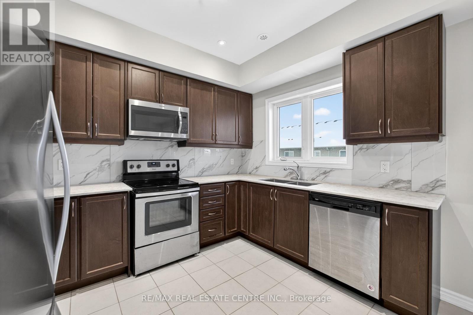 6 Borers Creek Circle S, Hamilton (Waterdown), Ontario  L8B 0S1 - Photo 15 - X12662404