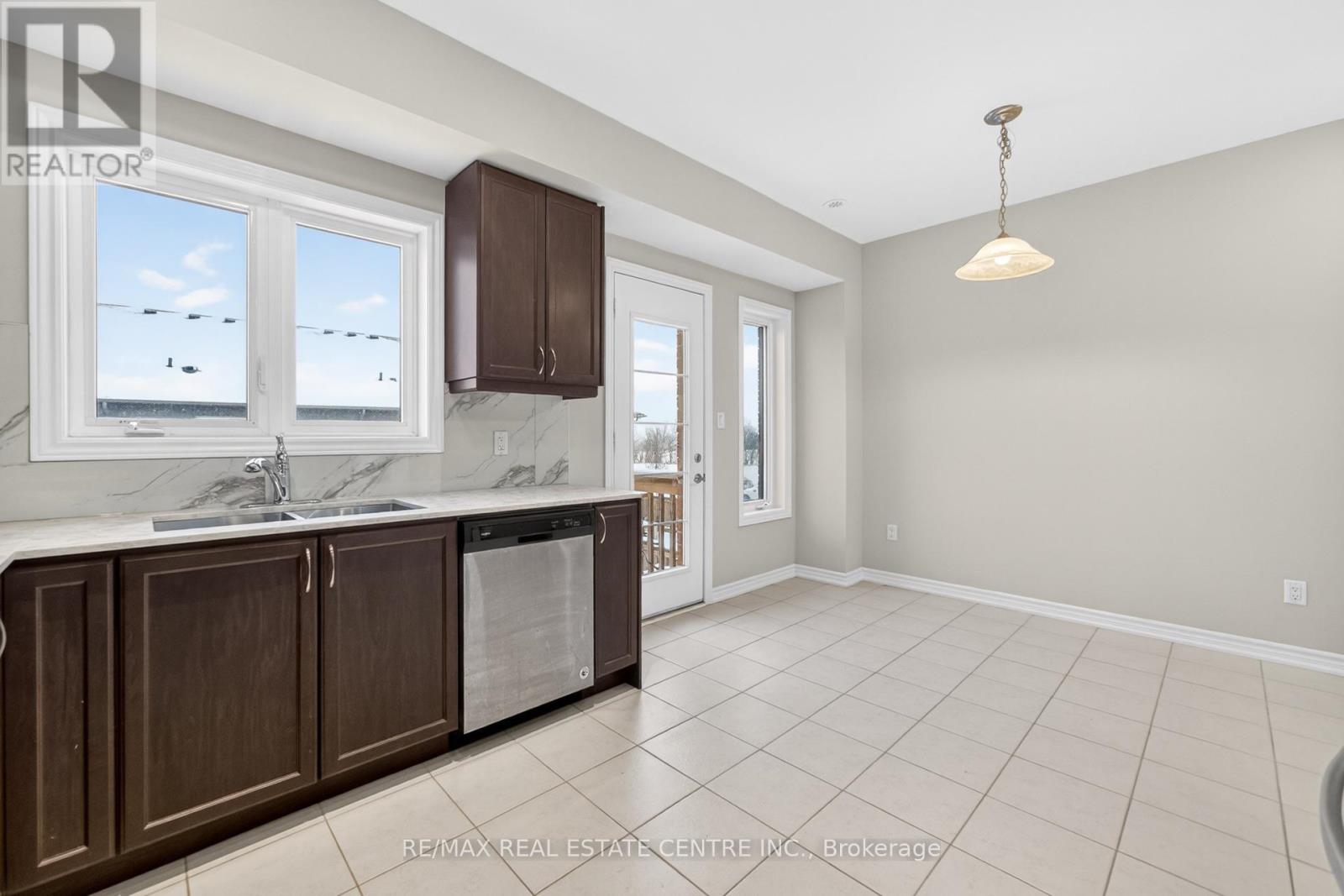 6 Borers Creek Circle S, Hamilton (Waterdown), Ontario  L8B 0S1 - Photo 16 - X12662404